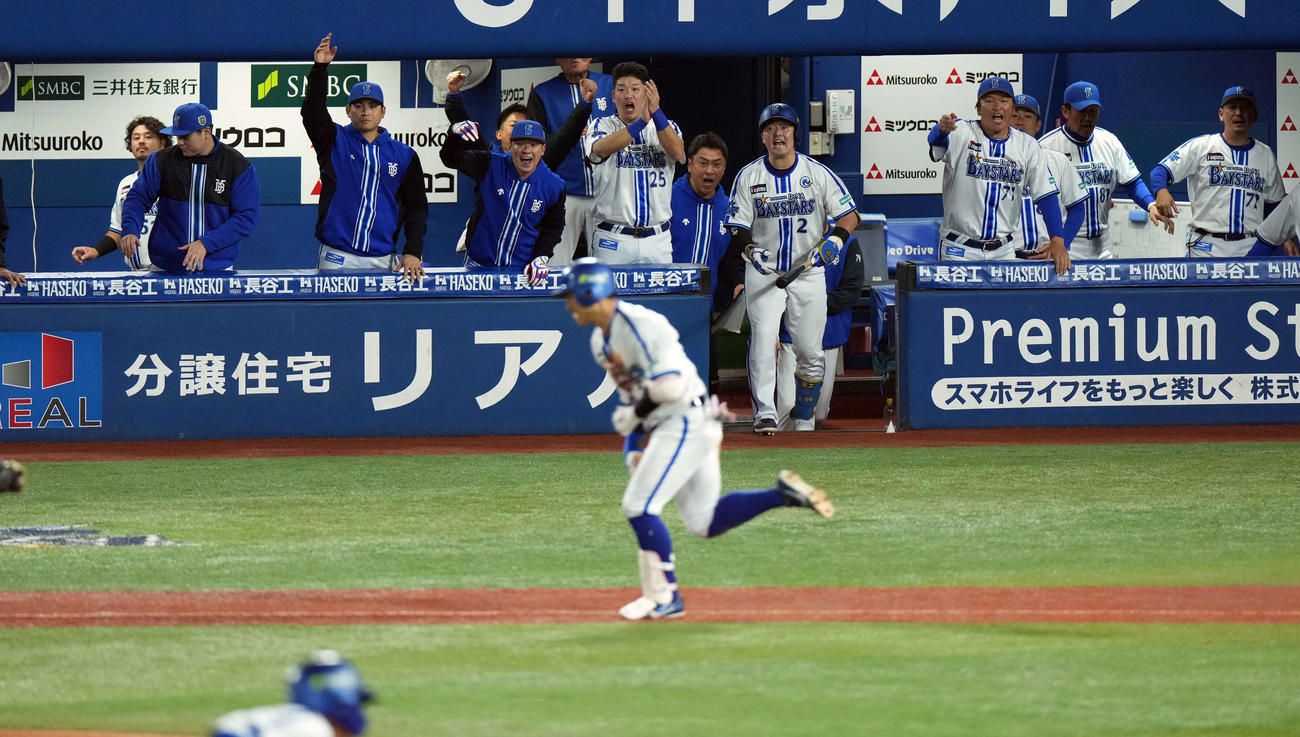DeNA対ソフトバンク　2回裏DeNA2死二、三塁、桑原の2点適時打に盛り上がるベンチ（撮影・たえ見朱実）