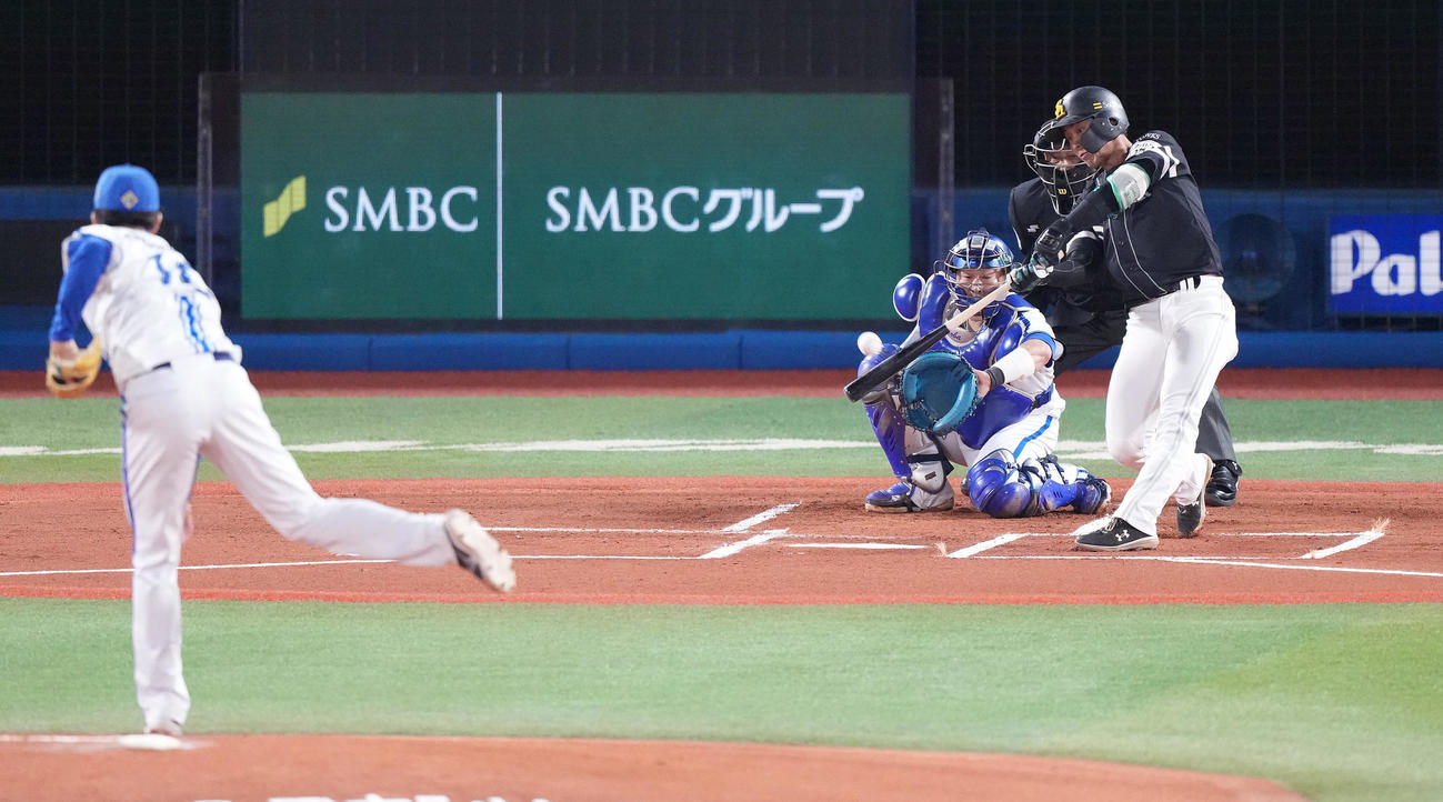 DeNA対ソフトバンク　1回表ソフトバンク1死、右二塁打を放つ今宮。投手大貫（撮影・鈴木みどり）