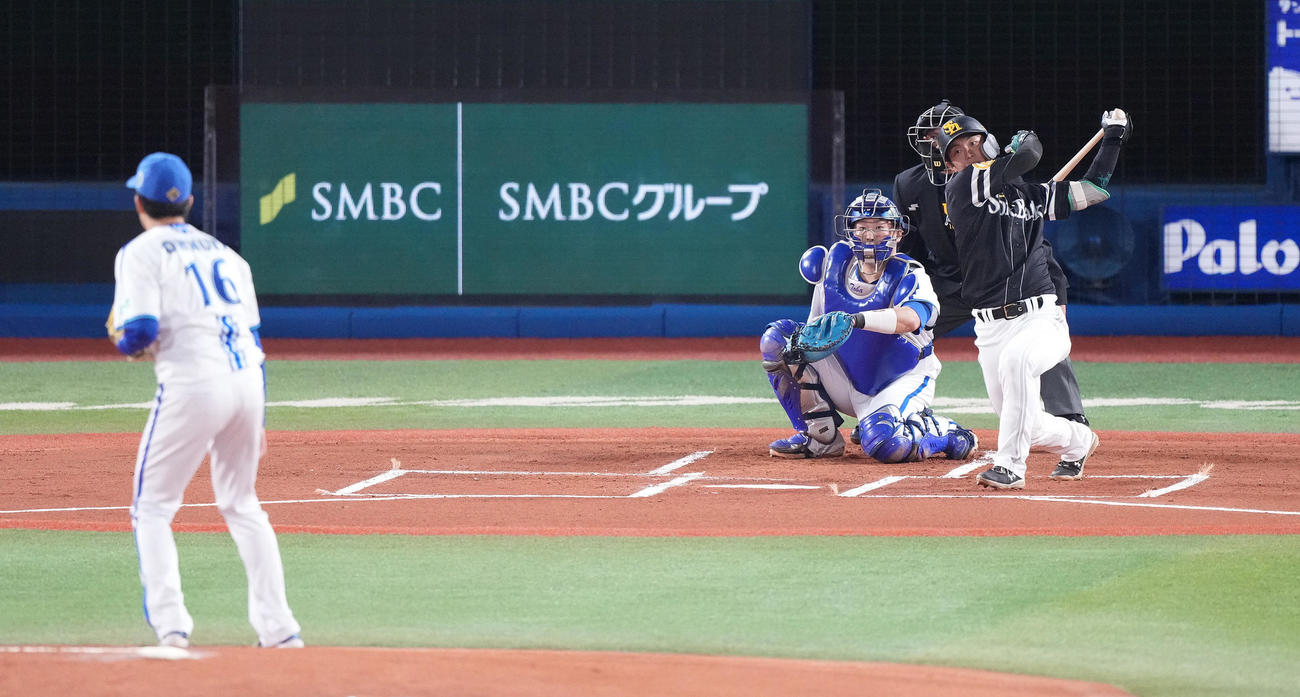 DeNA対ソフトバンク　1回表ソフトバンク1死、右二塁打を放つ今宮。投手大貫（撮影・鈴木みどり）