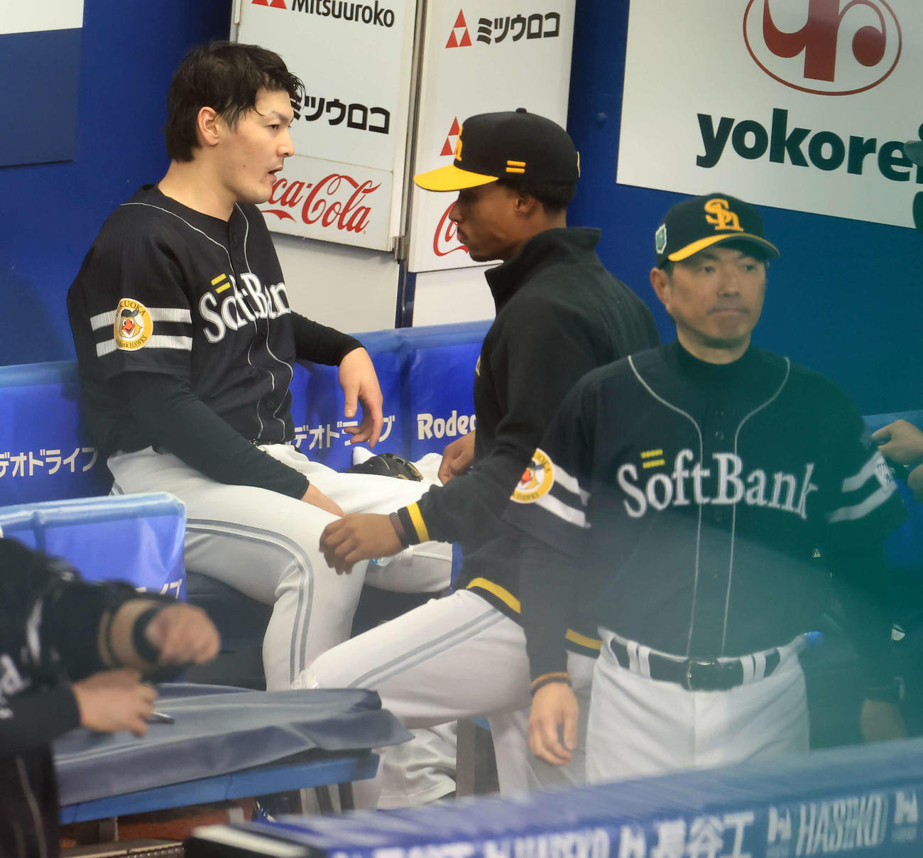 DeNA対ソフトバンク　3回裏DeNAに1点を追加された有原（奥）は、小久保監督（手前）に声をかけられた後、悔しそうな表情（撮影・浅見桂子）