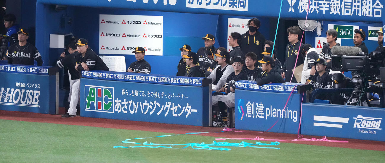 DeNA対ソフトバンク　DeNAに敗れ日本一を逃し、ぼうぜんとするソフトバンクベンチ（撮影・鈴木みどり）