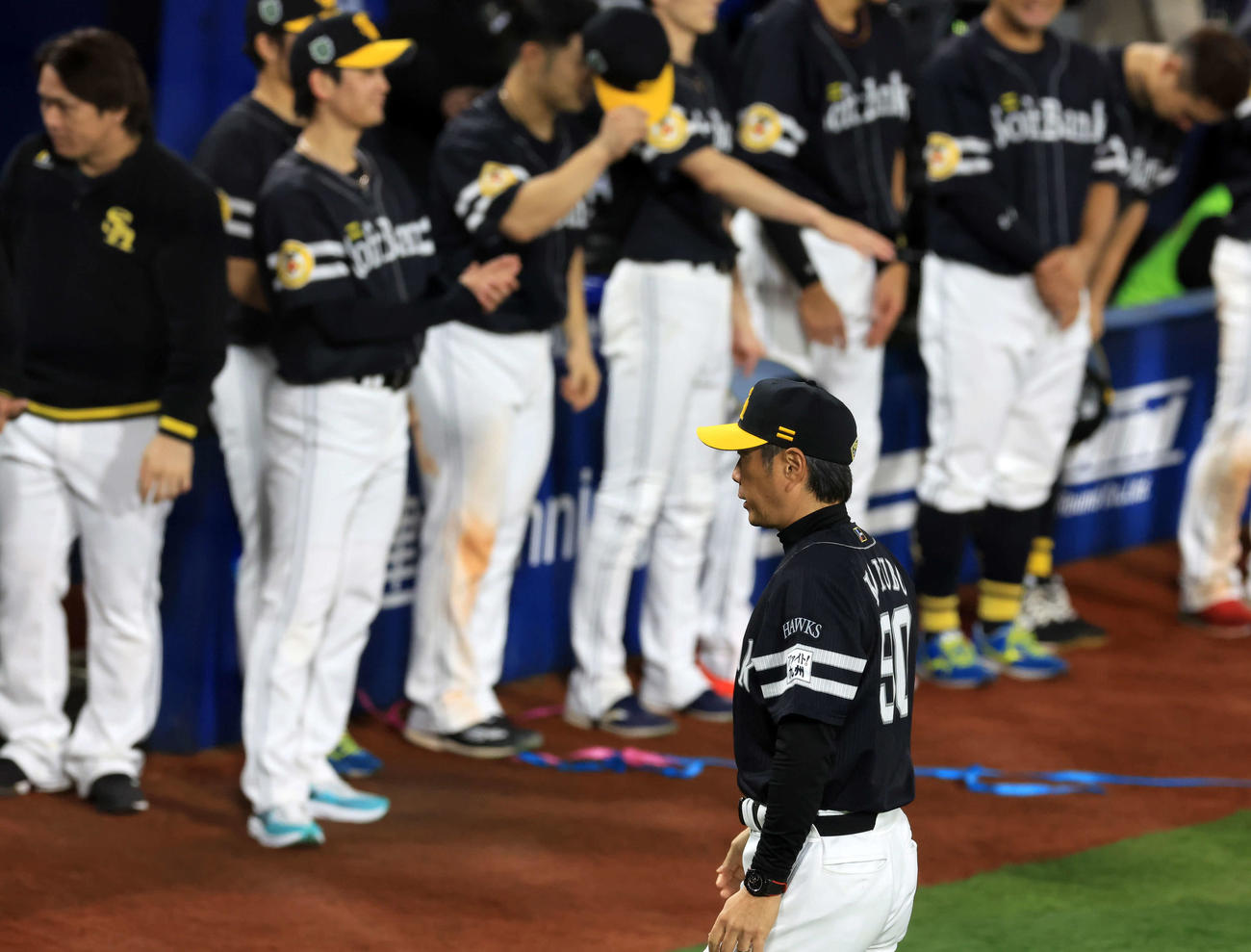 DeNA対ソフトバンク　日本一を逃し、あいさつ後、引き揚げるフトバンク小久保監督（撮影・浅見桂子）