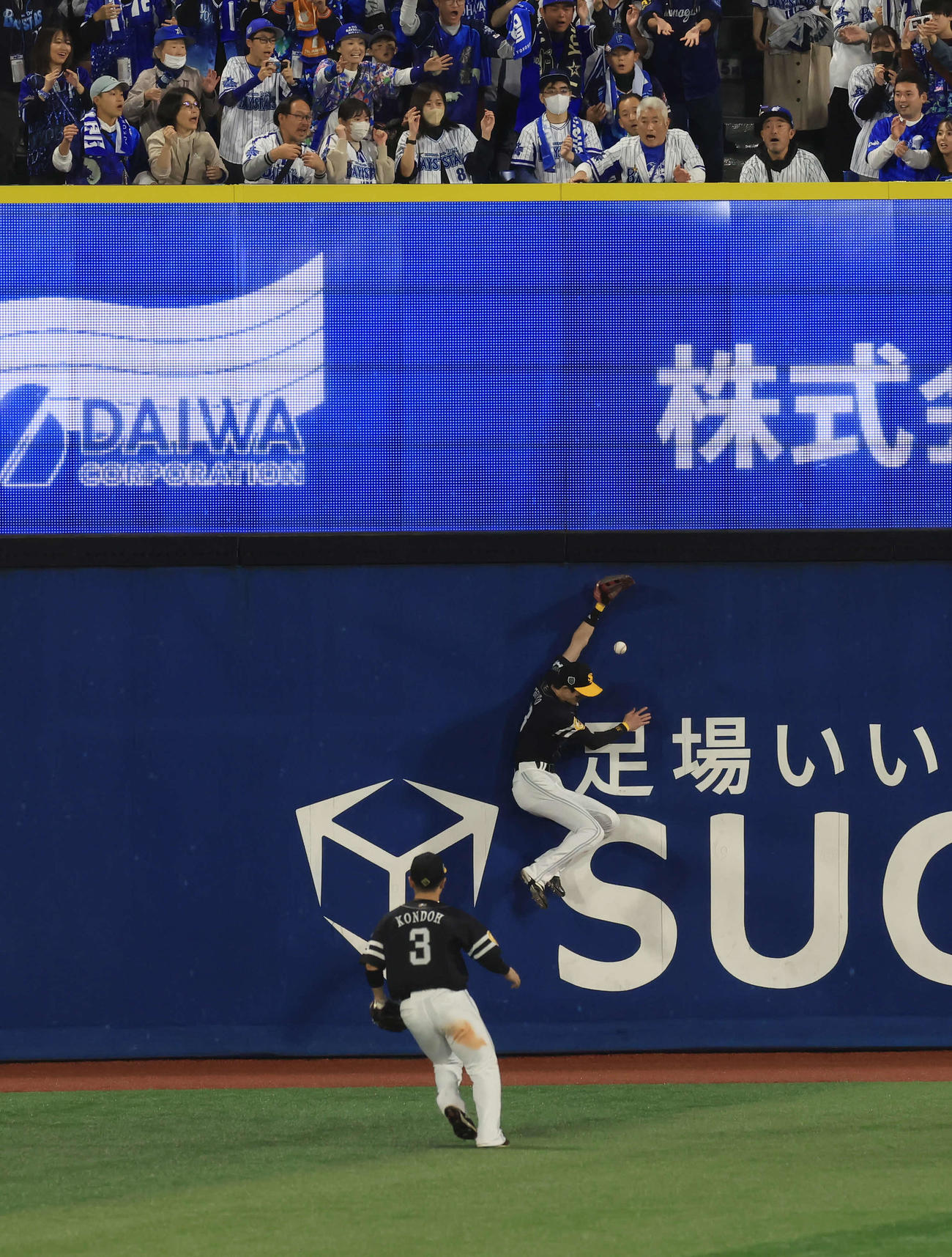 DeNA対ソフトバンク　5回裏DeNA2死満塁、筒香の打球に飛び付いた周東だが捕れず3点適時二塁打にする（撮影・浅見桂子）