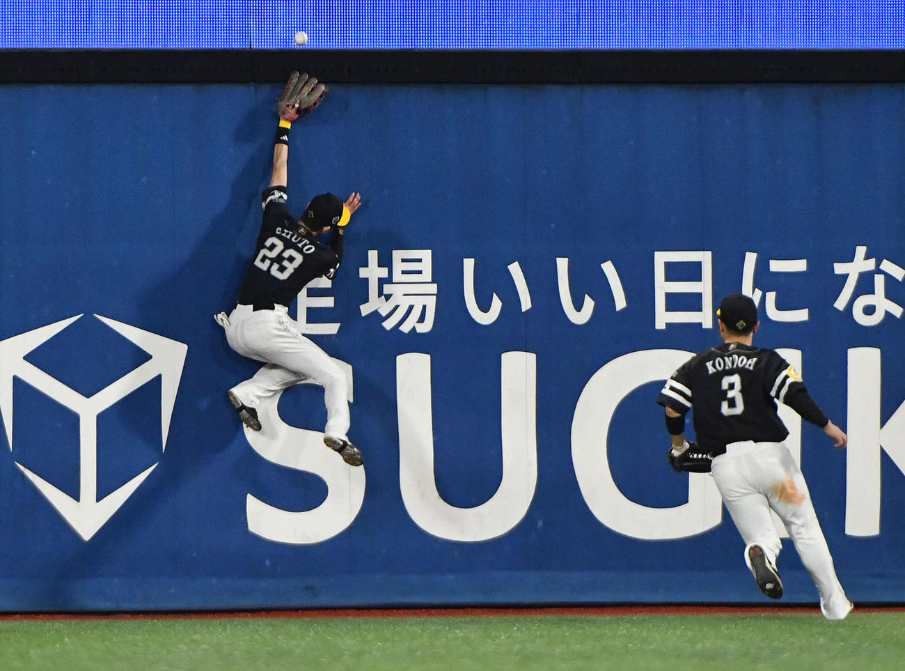 DeNA対ソフトバンク　5回裏DeNA2死満塁、筒香の打球に周東（左）が飛びつくも頭を越され、中越え3点適時二塁打となった（撮影・岩下翔太）