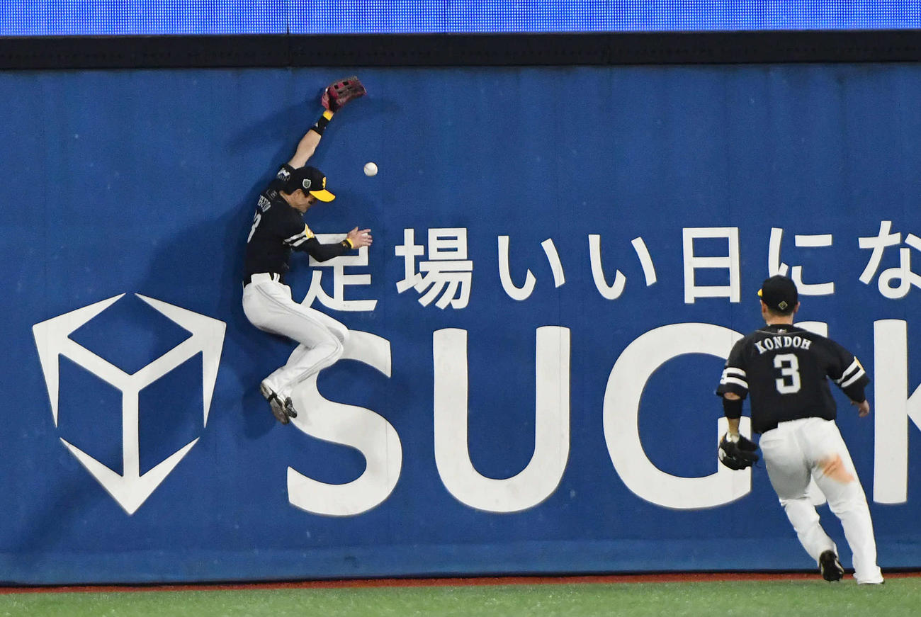 DeNA対ソフトバンク　5回裏DeNA2死満塁、筒香の打球に周東（左）が飛びつくも頭を越され、中越え3点適時二塁打となった（撮影・岩下翔太）