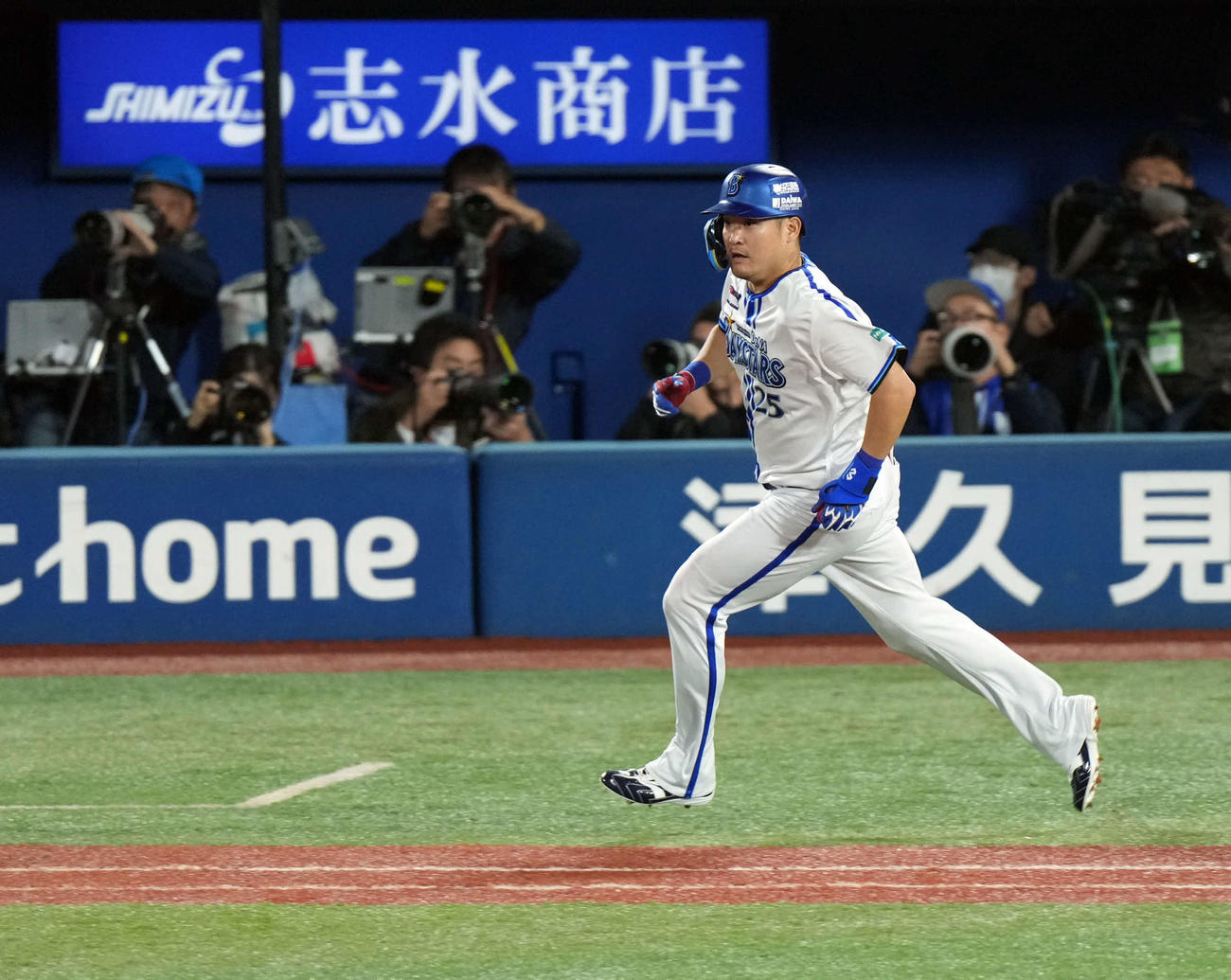 DeNA対ソフトバンク　5回裏DeNA2死満塁、走者一掃の3点適時二塁打を放った筒香（撮影・たえ見朱実）