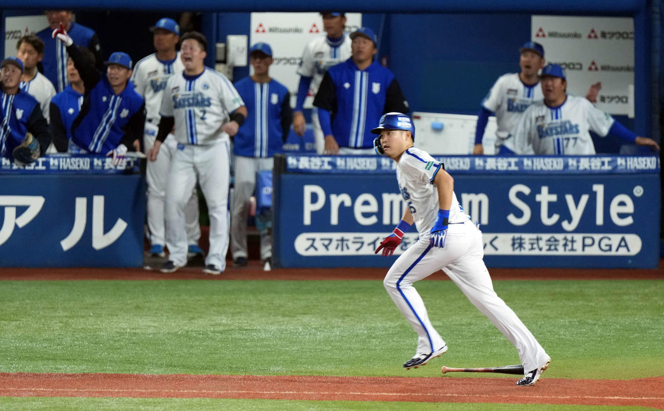 DeNA対ソフトバンク　5回裏DeNA2死満塁、走者一掃の3点適時二塁打を放った筒香（撮影・たえ見朱実）