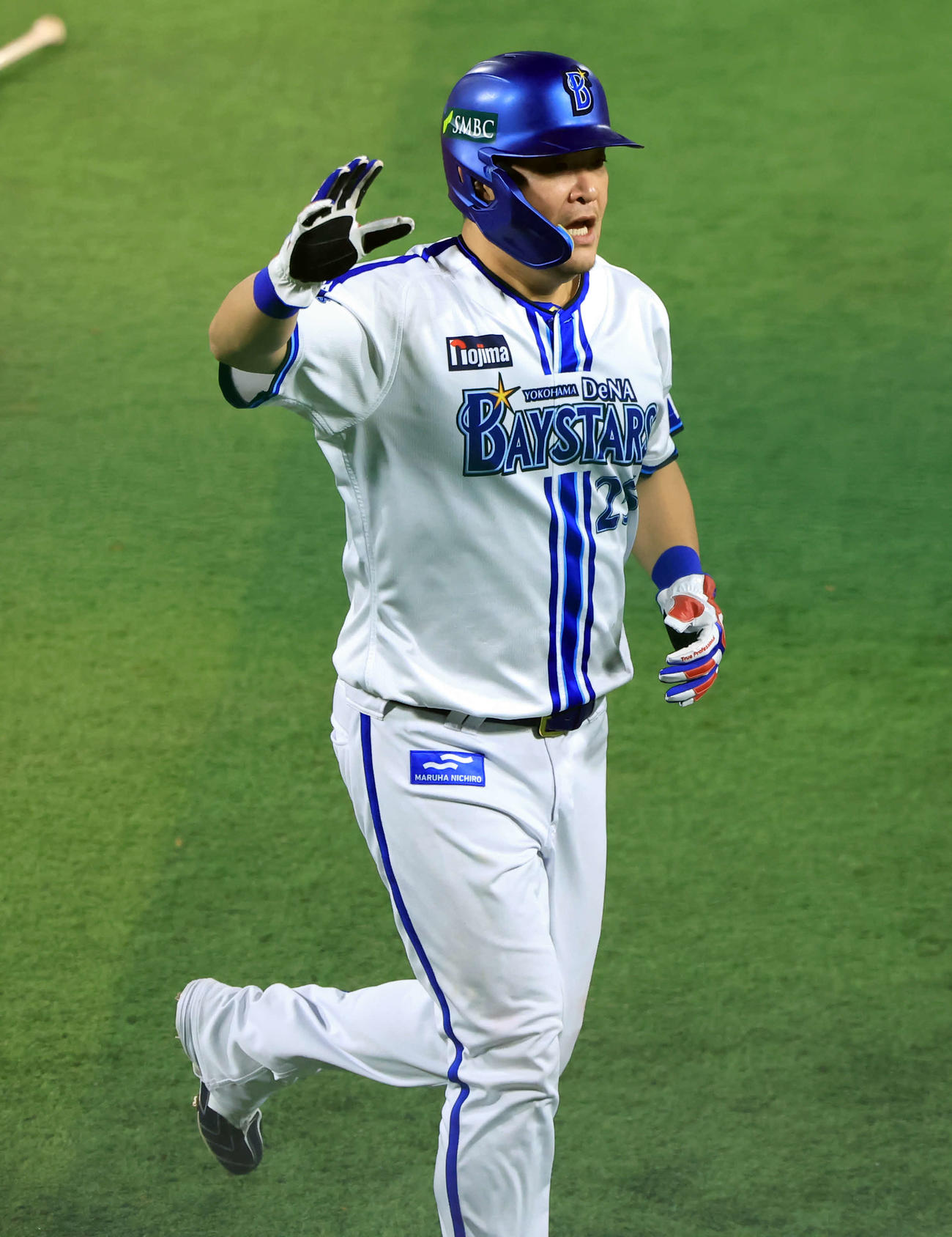 DeNA対ソフトバンク　DeNA対ソフトバンク　5回裏DeNA2死二塁、宮崎敏郎の適時二塁打で生還した筒香は手を上げる（撮影・浅見桂子）