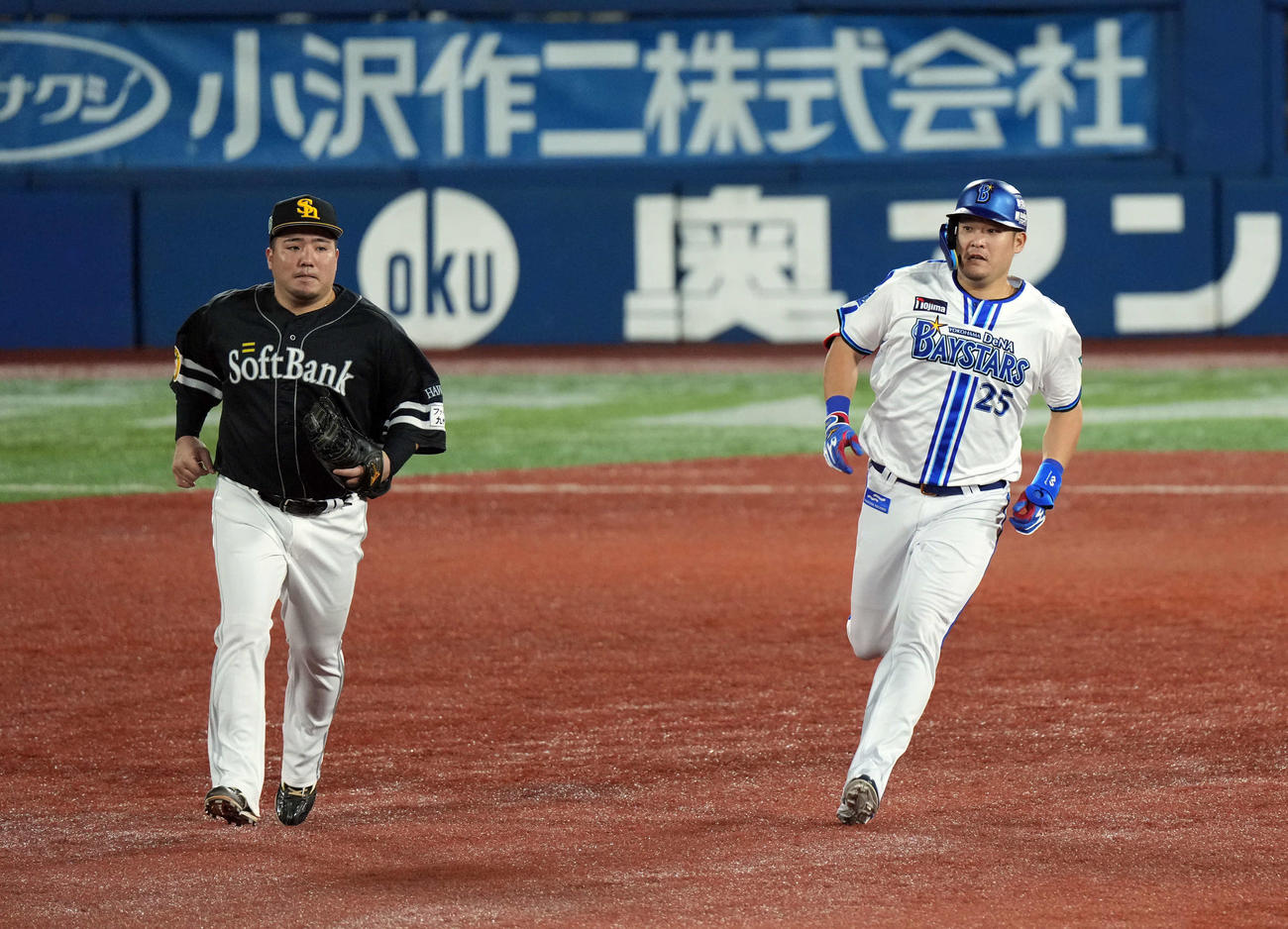 DeNA対ソフトバンク　5回裏DeNA2死満塁、走者一掃の3点適時二塁打を放った筒香。左は山川（撮影・たえ見朱実）