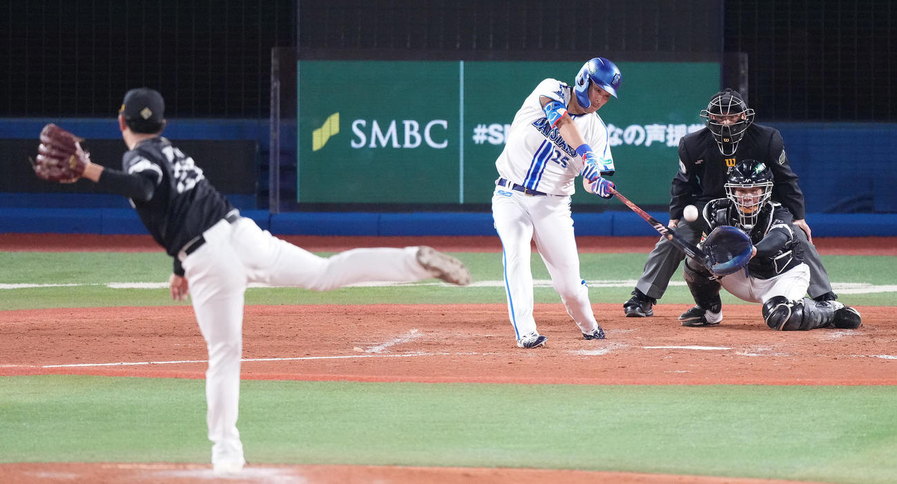 DeNA対ソフトバンク　5回裏DeNA2死満塁、走者一掃の中適時二塁打を放つ筒香。投手岩井（撮影・鈴木みどり）