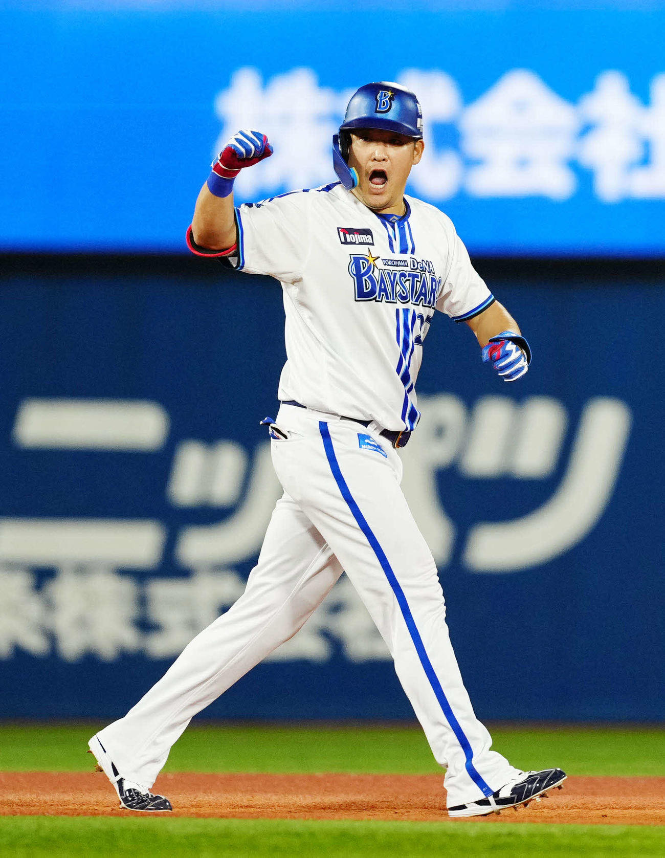 DeNA対ソフトバンク　5回裏DeNA2死満塁、走者一掃3点適時二塁打を放ちガッツポーズの筒香（撮影・江口和貴）