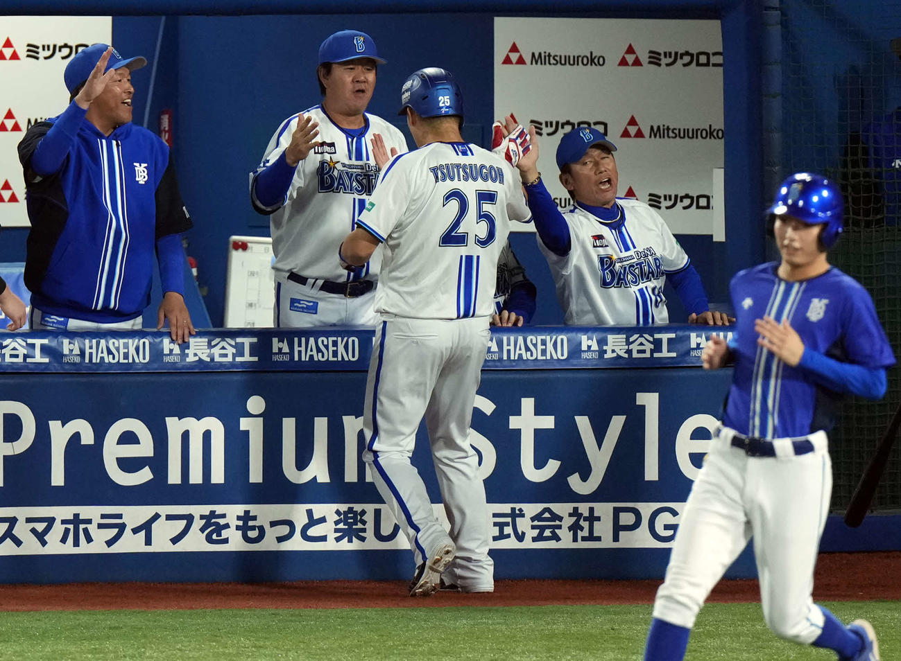 DeNA対ソフトバンク　5回裏DeNA2死二塁、宮崎の適時二塁打で生還した筒香嘉智を迎える三浦監督（撮影・たえ見朱実）