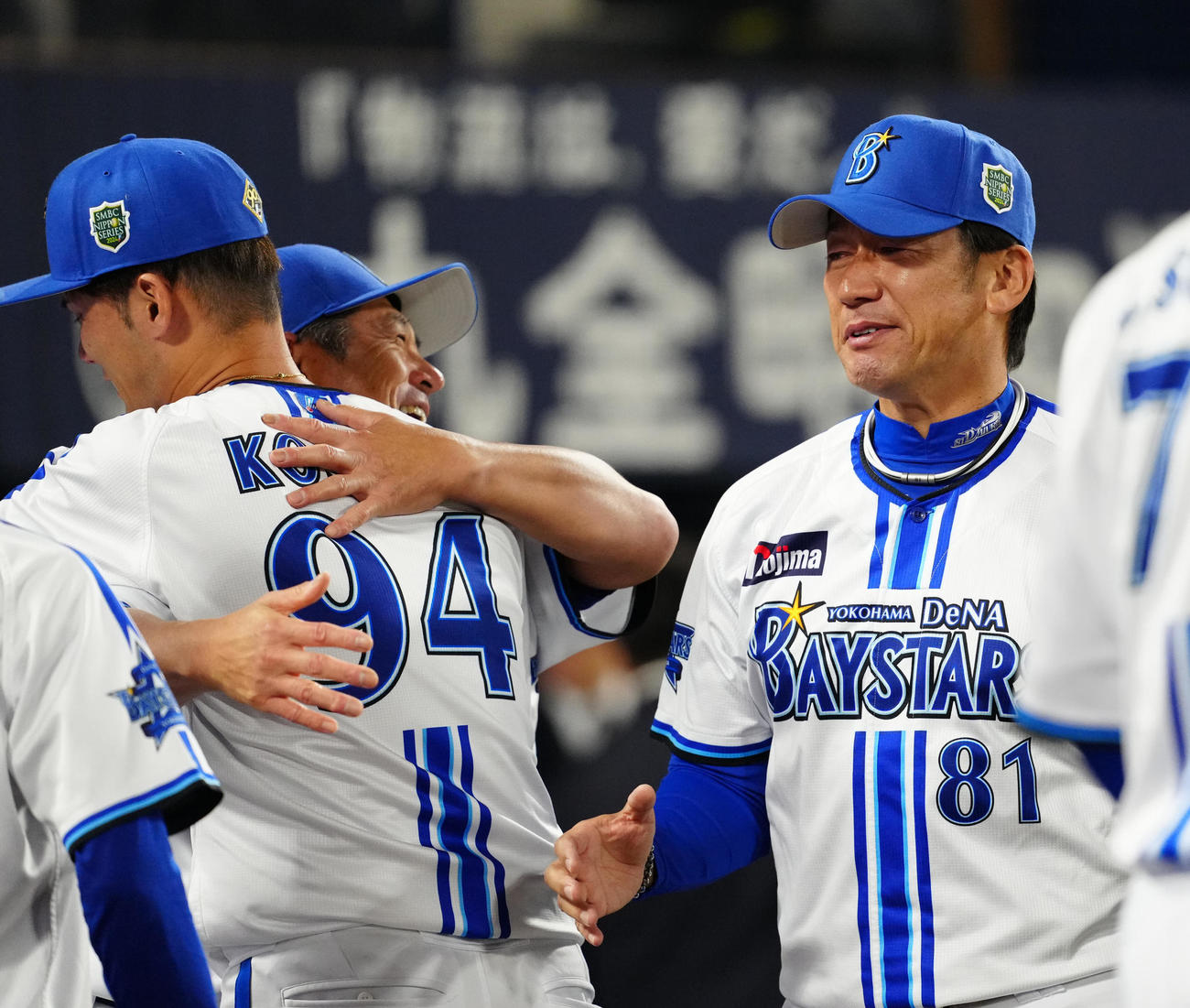 DeNA対ソフトバンク　日本一となり、涙を流すDeNA三浦監督（撮影・江口和貴）