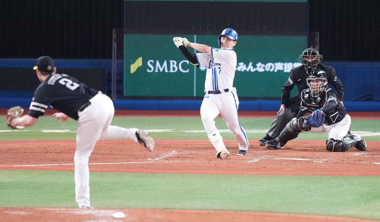 DeNA対ソフトバンク　5回裏DeNA1死一、二塁、右前打を放つ代打佐野。投手スチュワート（撮影・鈴木みどり）