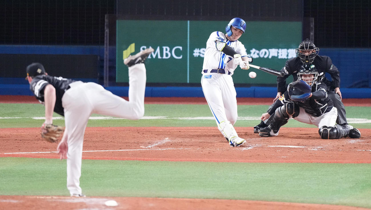 DeNA対ソフトバンク　5回裏DeNA1死一、二塁、右前打を放つ代打佐野。投手スチュワート（撮影・鈴木みどり）