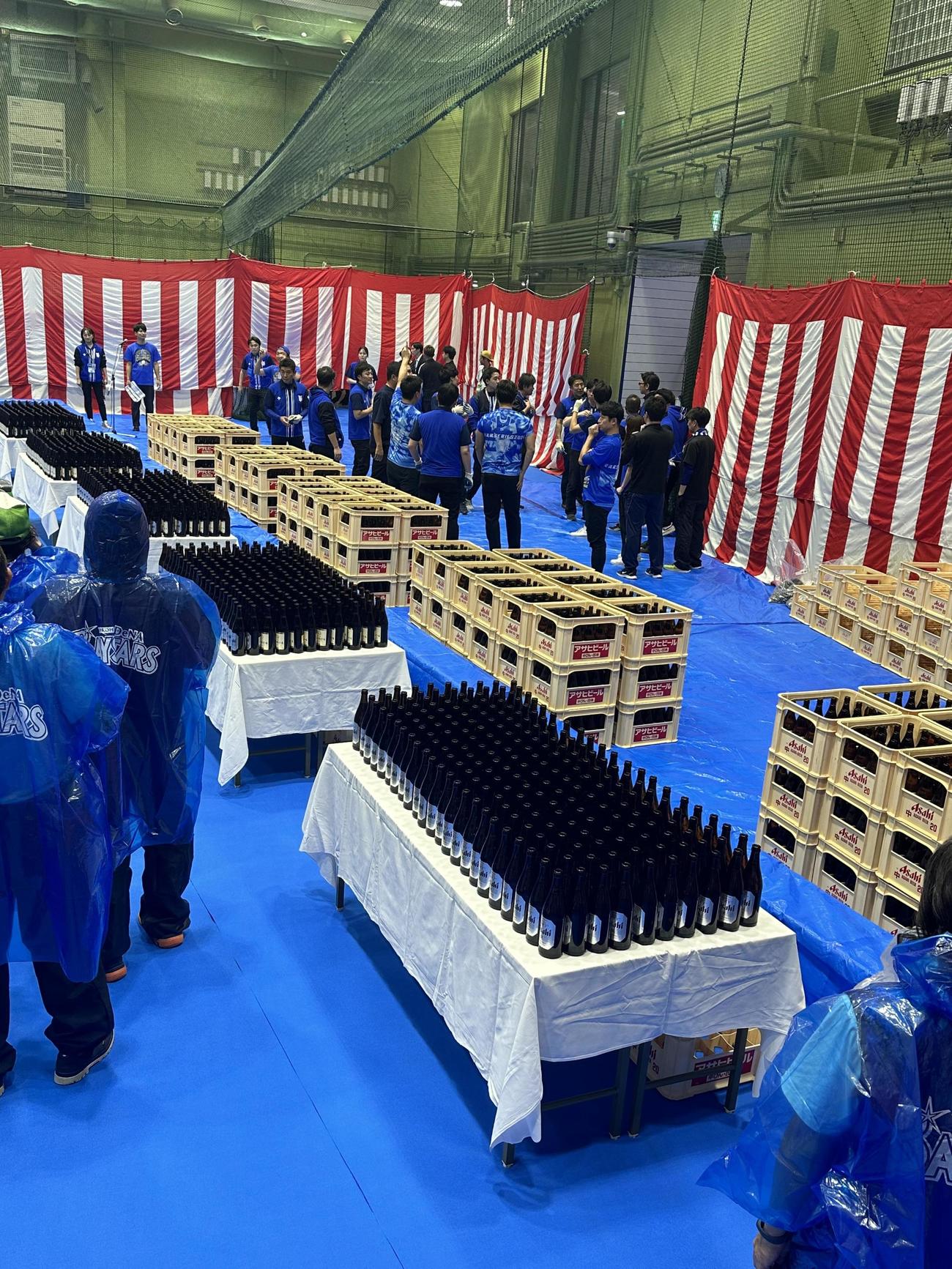 DeNA対ソフトバンク　ビールかけ会場のビール(撮影・浅見桂子)