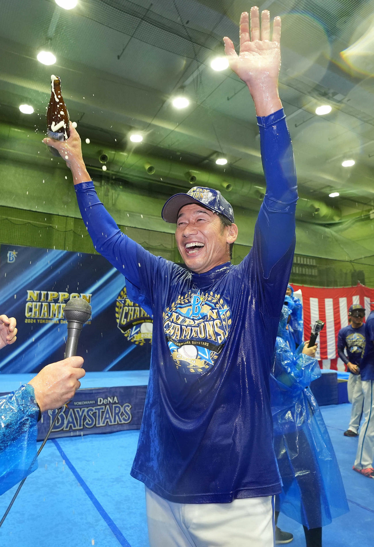 ビールかけを楽しむDeNA三浦監督（撮影・たえ見朱実）