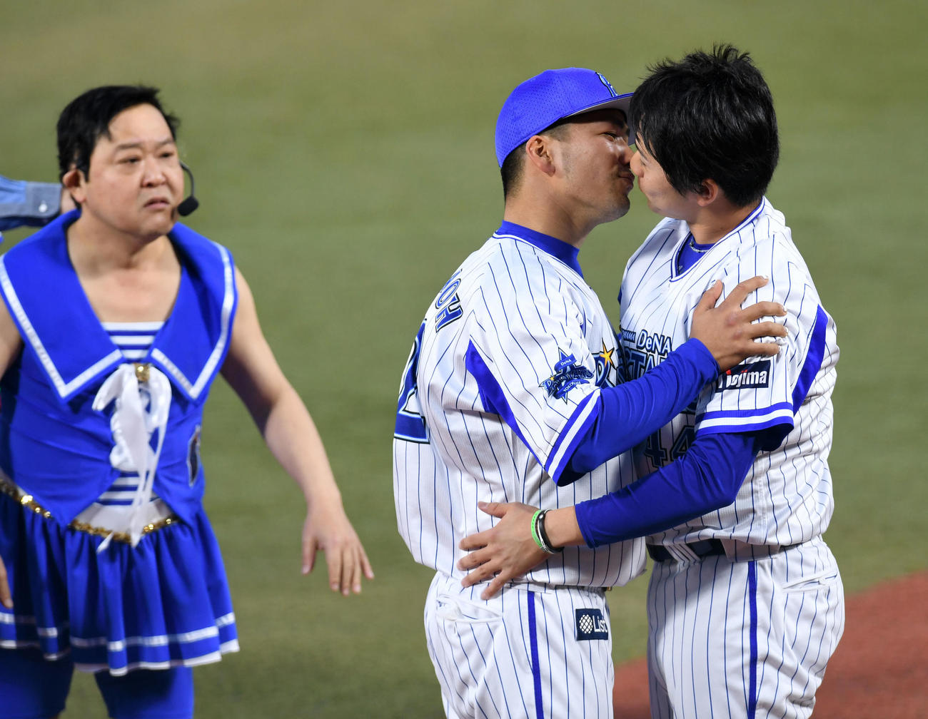 17年、キスするDeNA高城（中央）と佐野を見て憮然とするダチョウ倶楽部の上島竜兵さん