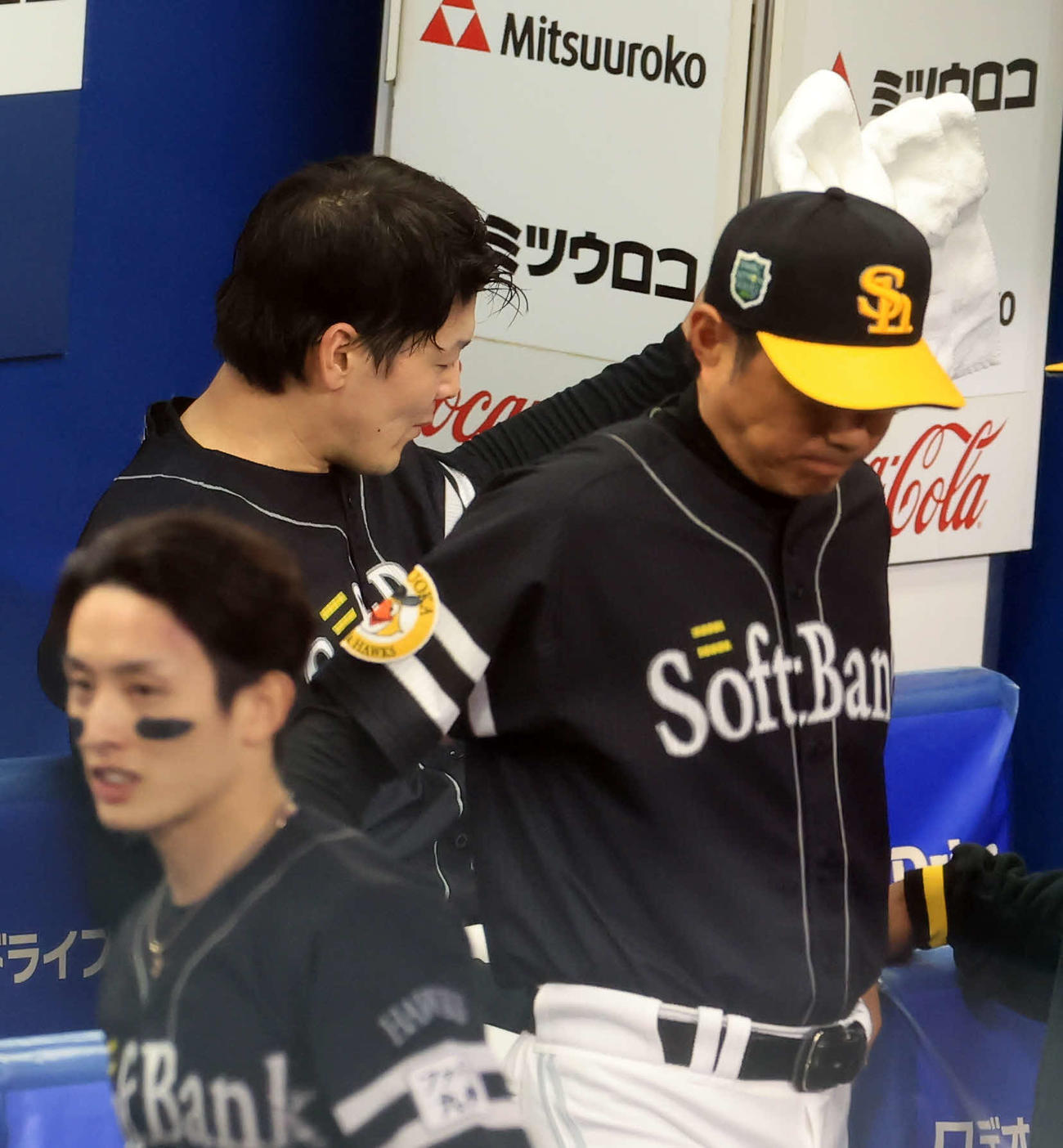 DeNA対ソフトバンク　3回裏DeNAに1点を追加された有原（奥）は、小久保監督（手前）に声をかけられた後、タオルを投げる（撮影・浅見桂子）