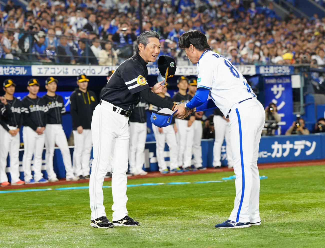 DeNA対ソフトバンク　試合後、DeNA三浦監督（右）と握手を交わすソフトバンク小久保監督（撮影・江口和貴）