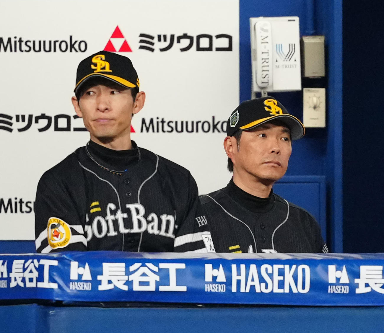 DeNA対ソフトバンク　2回裏、ベンチで厳しい表情のソフトバンク小久保監督（右）（撮影・江口和貴）