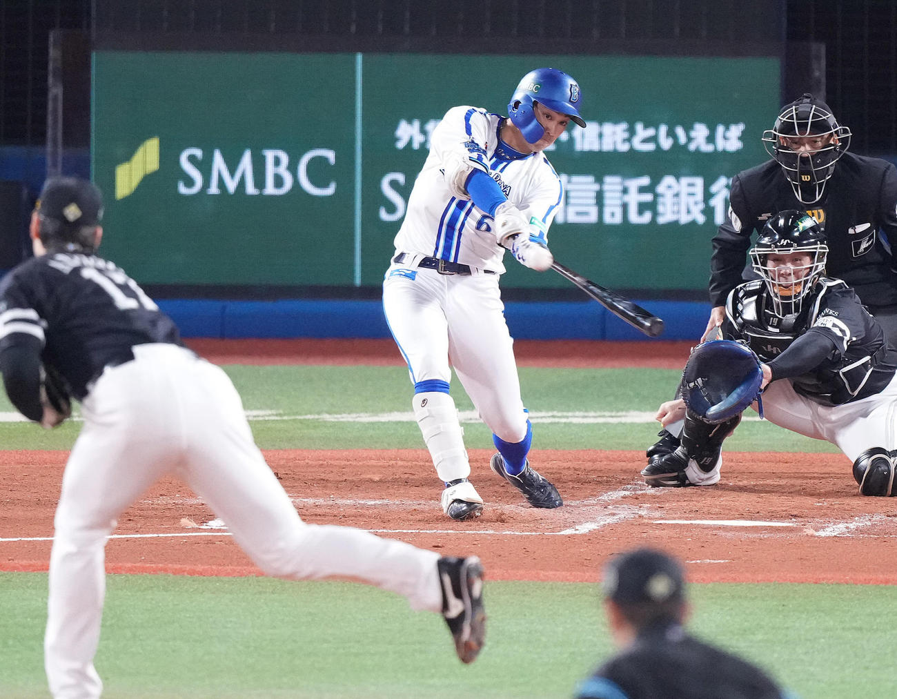 DeNA対ソフトバンク　2回裏DeNA1死一塁、右二塁打を放つ森敬。投手有原（撮影・鈴木みどり）