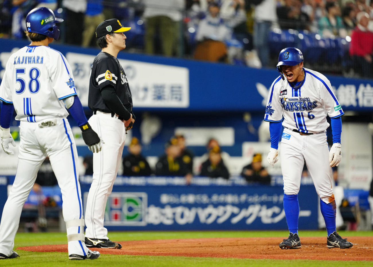 DeNA対ソフトバンク　2回裏DeNA2死二、三塁、桑原の2点適時打で生還し、雄たけびを上げる森敬（右）と厳しい表情の有原（撮影・江口和貴）
