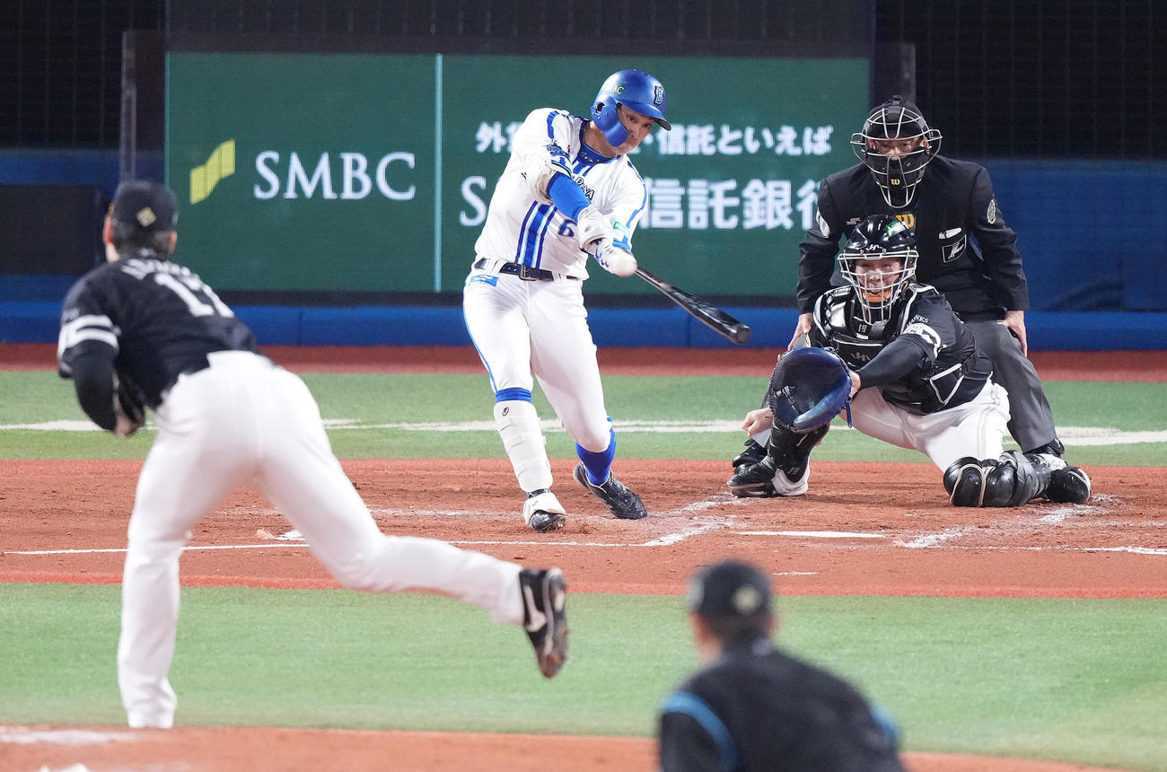 DeNA対ソフトバンク　2回裏DeNA1死一塁、右二塁打を放つ森敬。投手有原（撮影・鈴木みどり）