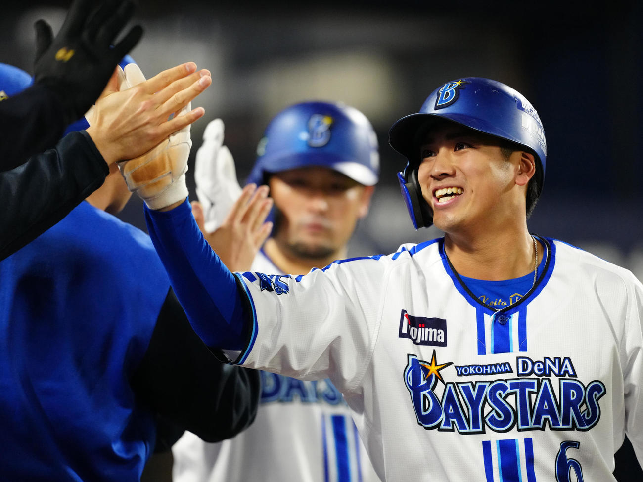 DeNA対ソフトバンク　2回裏DeNA2死二、三塁、桑原の2点適時打で生還しタッチを交わす森敬（撮影・江口和貴）