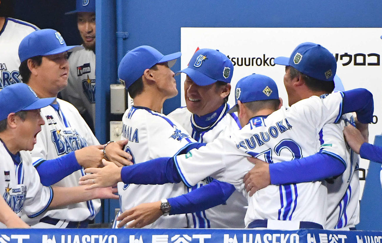 DeNA対ソフトバンク　日本一を決め、コーチ陣と抱き合って歓喜するDeNA三浦監督（中央）（撮影・岩下翔太）