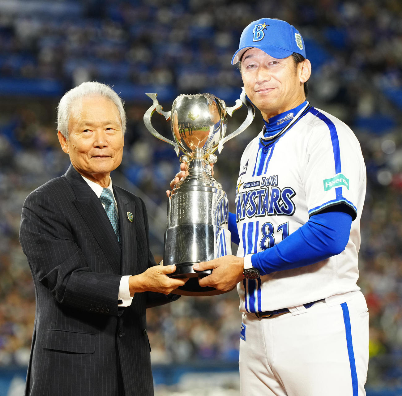 DeNA対ソフトバンク　優勝トロフィーを手に榊原コミッショナー（左）と写真に納まるDeNA三浦監督（撮影・江口和貴）