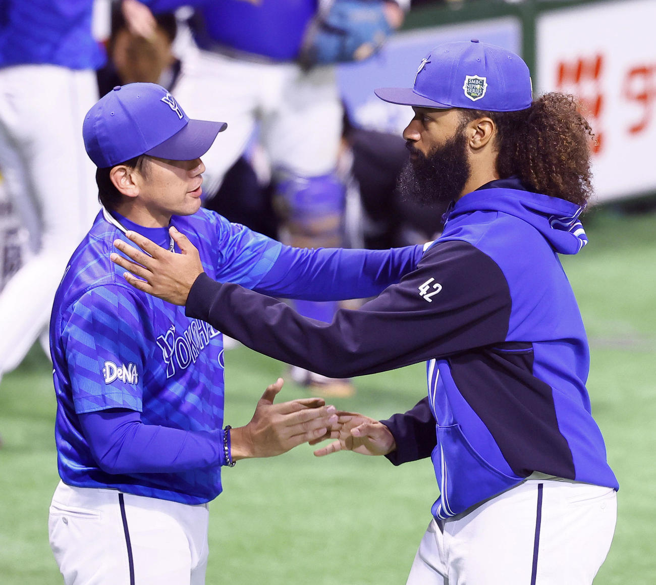 10月31日、日本シリーズ第5戦で勝利投手となり三浦監督とタッチをかわすジャクソン
