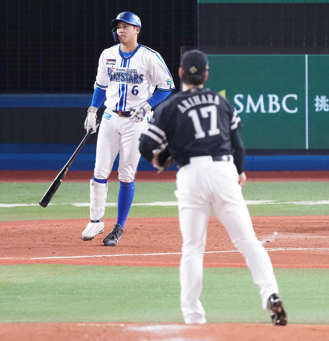 DeNA対ソフトバンク　3回裏DeNA2死満塁、押し出し四球を選ぶ森敬。投手有原（撮影・鈴木みどり）