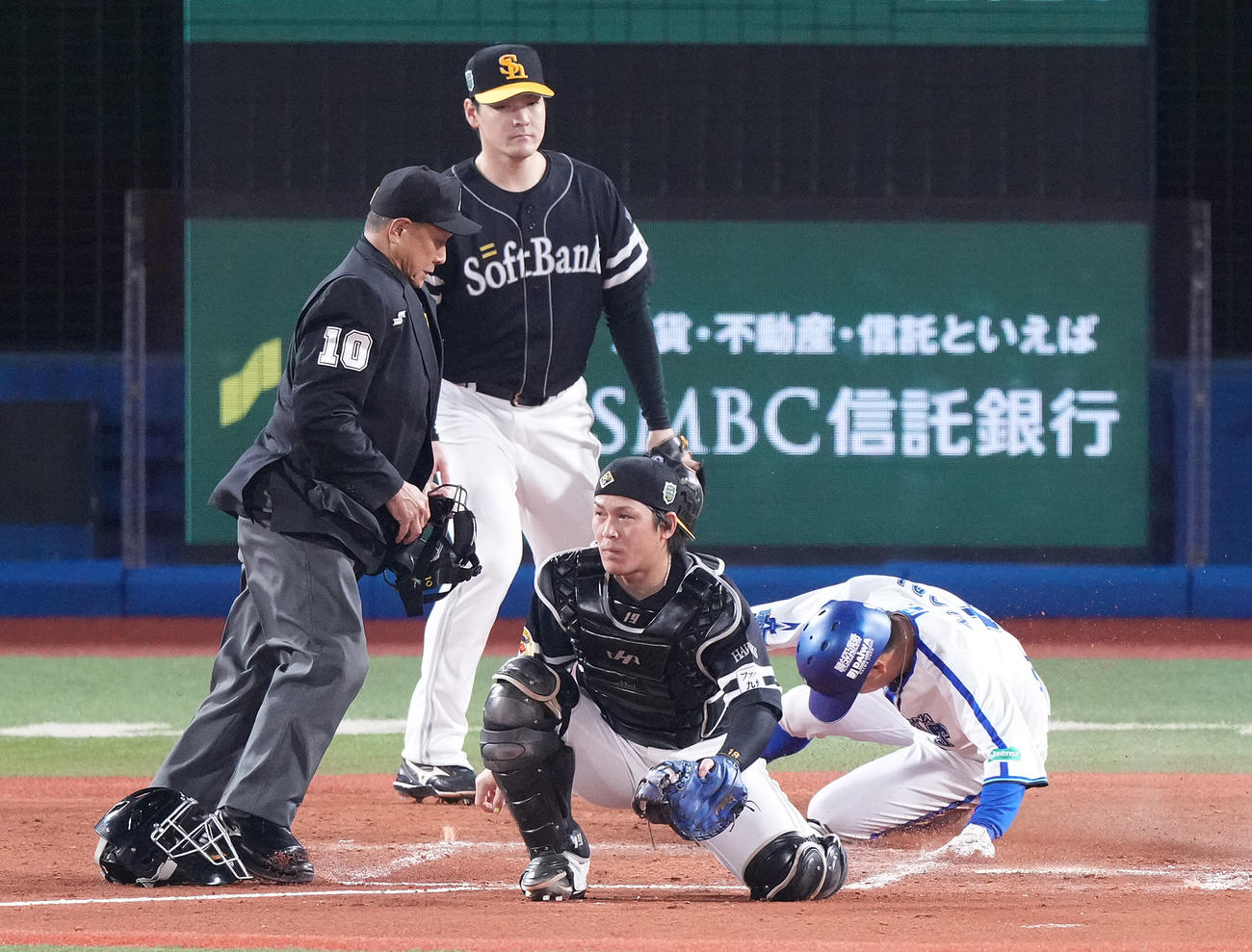 DeNA対ソフトバンク　2回裏DeNA2死二、三塁、桑原の左2点適時打で二塁走者森敬の生還を許す有原（奥）と甲斐（撮影・鈴木みどり）