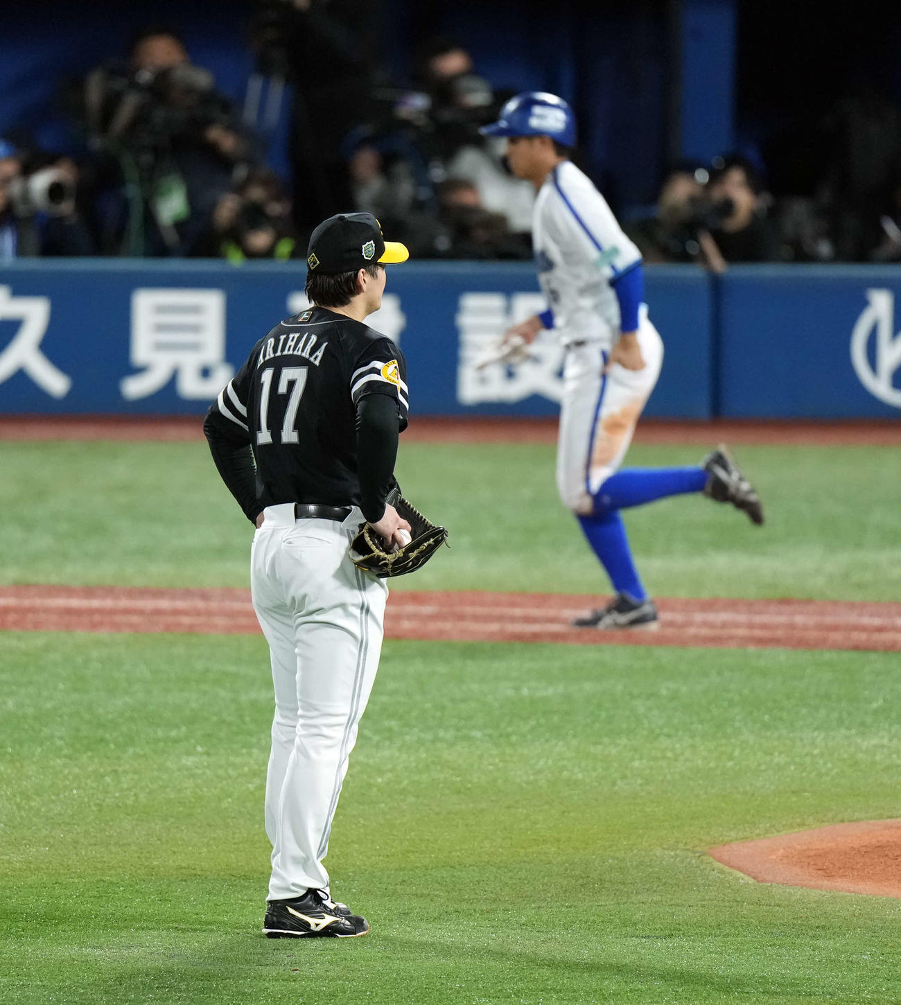DeNA対ソフトバンク　3回裏DeNA2死満塁、森敬に四球を与え4失点目を喫すソフトバンク有原（撮影・たえ見朱実）