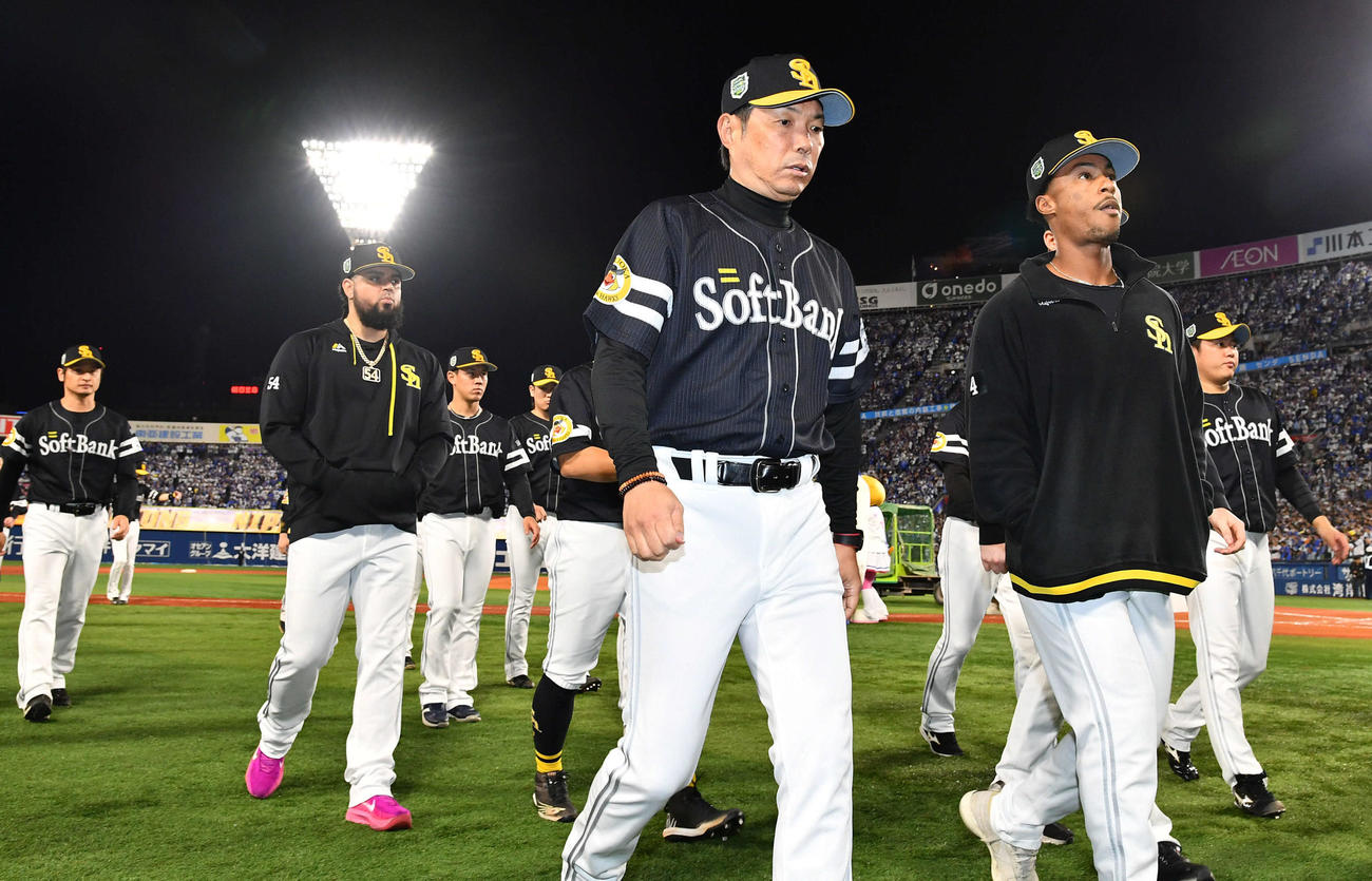 DeNA対ソフトバンク　DeNAに敗れ、肩を落として引き揚げる小久保監督（中央）とソフトバンクナイン（撮影・岩下翔太）