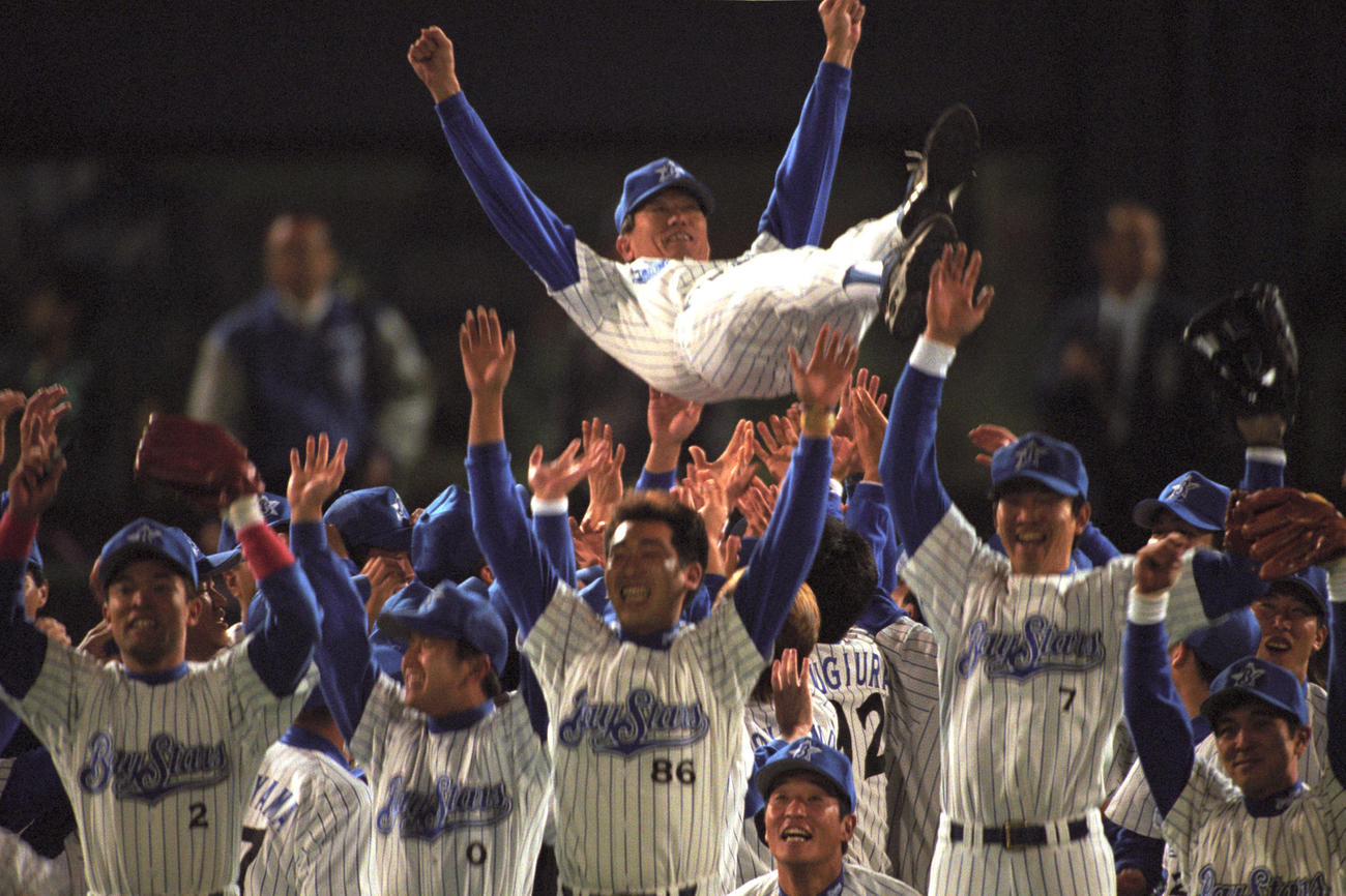 98年10月、権藤博監督は大歓声の中10度舞い上がった