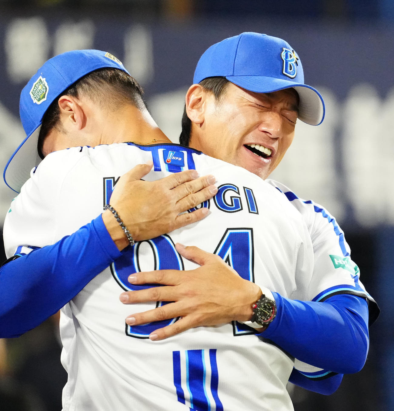 DeNA対ソフトバンク　日本一となりDeNA小杉投手コーチ（手前）と抱き合う三浦監督（撮影・江口和貴）