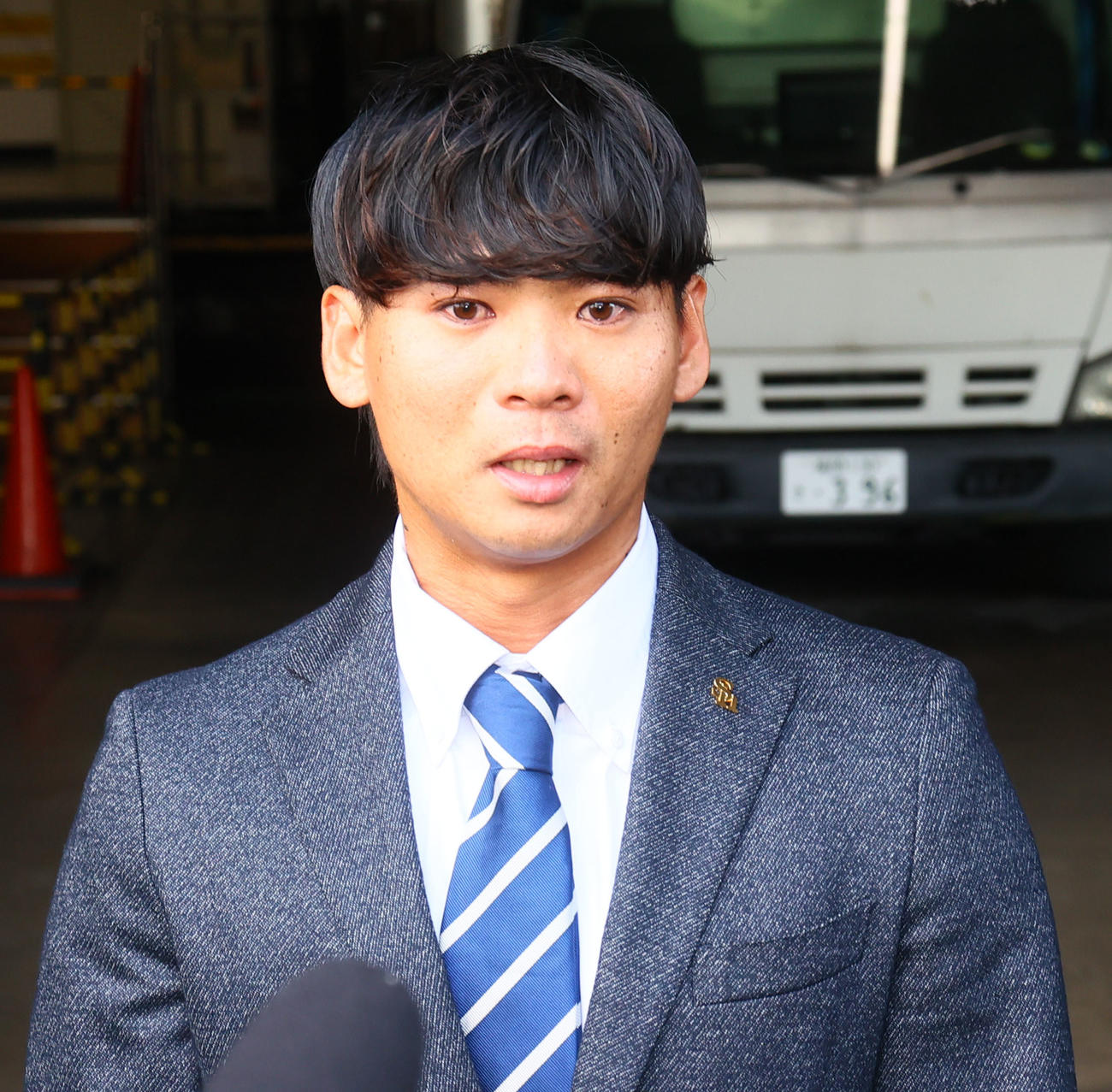 球団事務所に訪れた仲田（撮影・鬼束羽瑠菜）