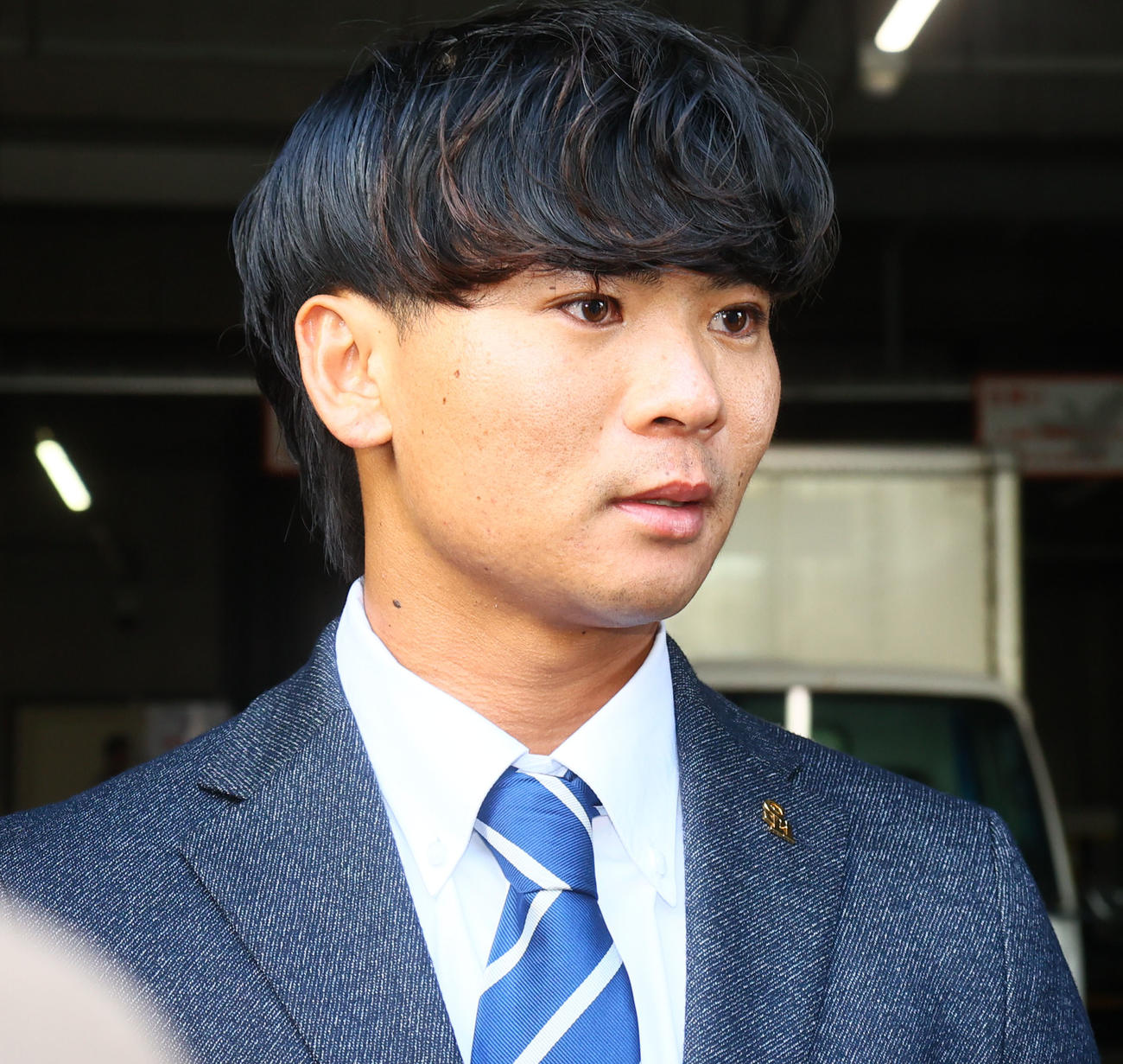 球団事務所に訪れた仲田（撮影・鬼束羽瑠菜）