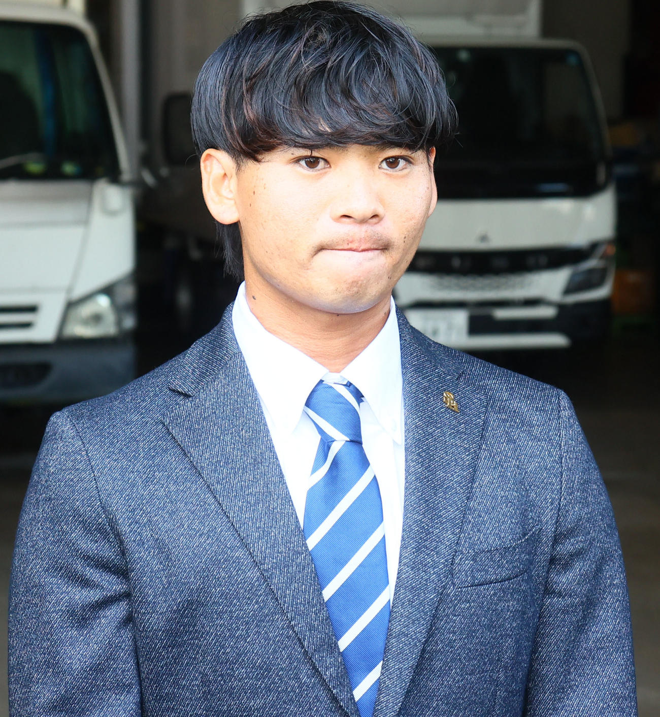 球団事務所に訪れた仲田（撮影・鬼束羽瑠菜）