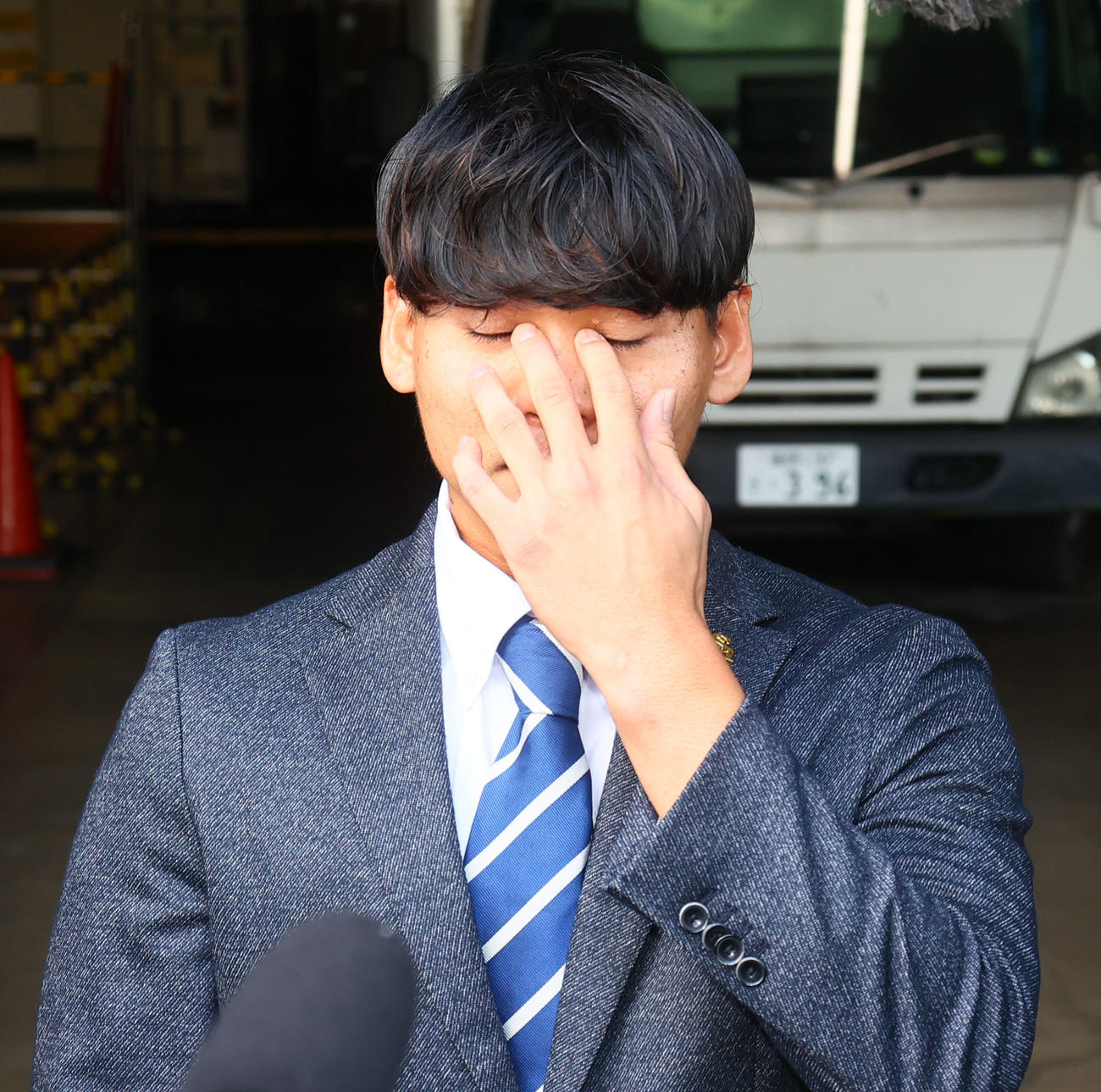 球団事務所に訪れた仲田（撮影・鬼束羽瑠菜）