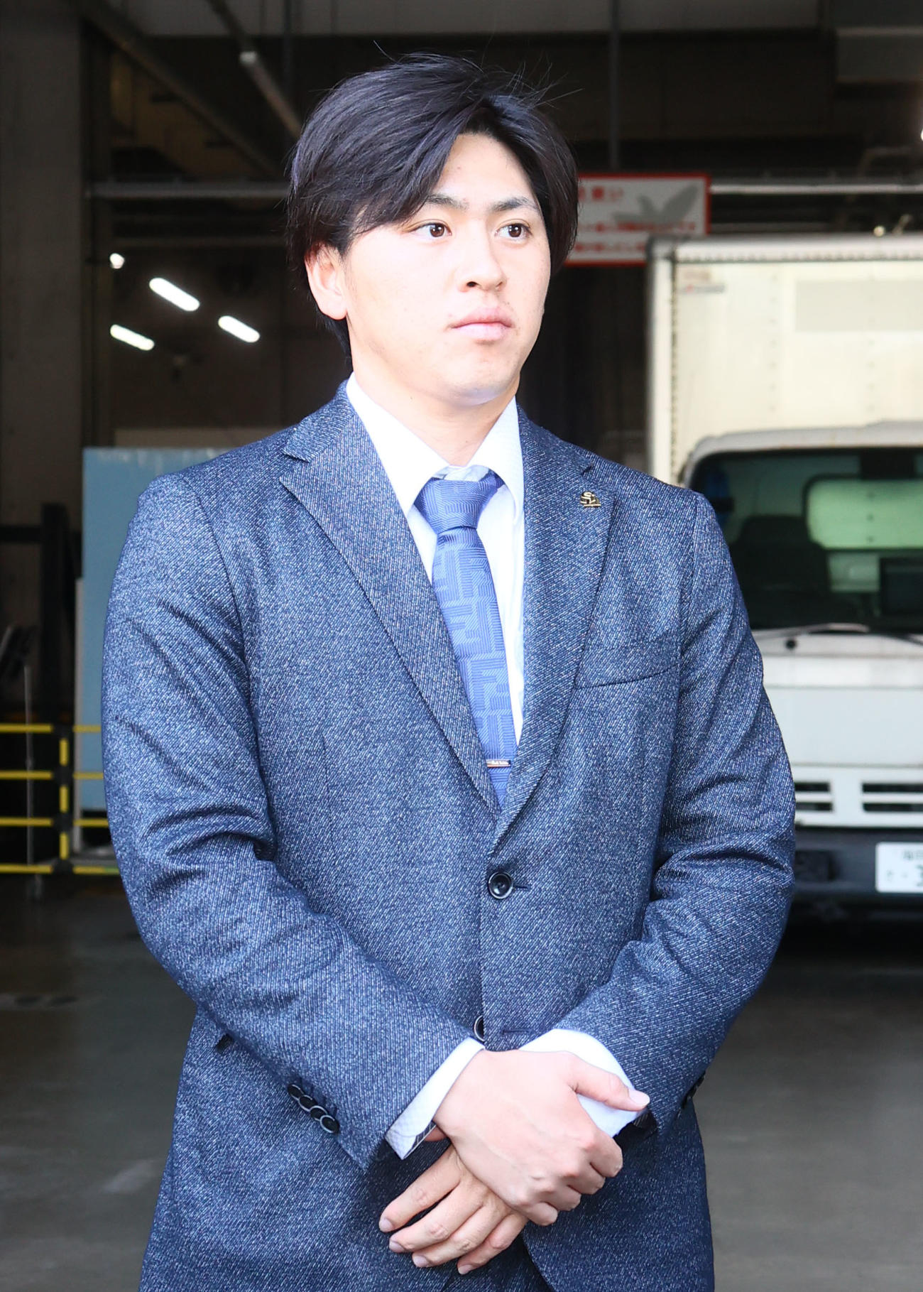 球団事務所に訪れた三浦（撮影・鬼束羽瑠菜）