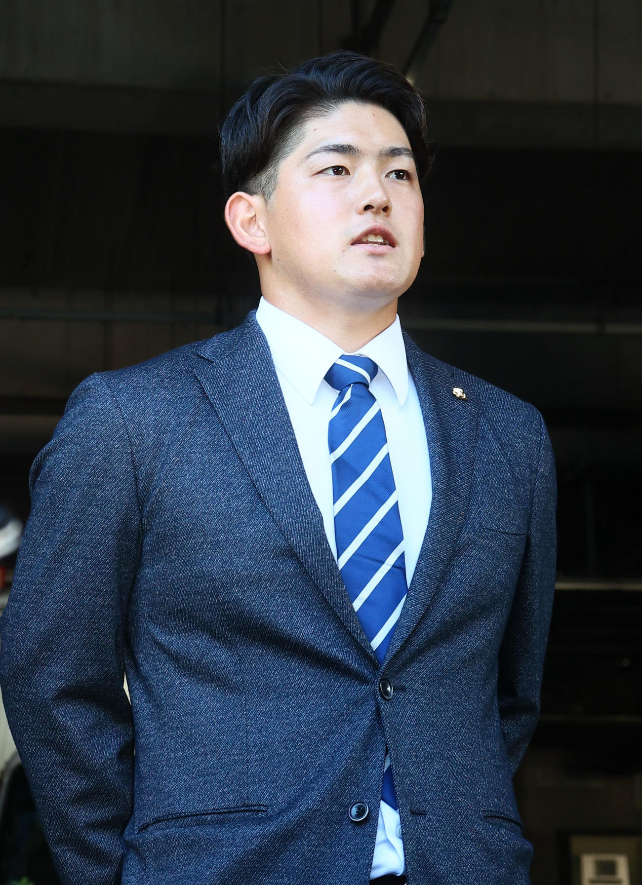 球団事務所に訪れた風間（撮影・鬼束羽瑠菜）