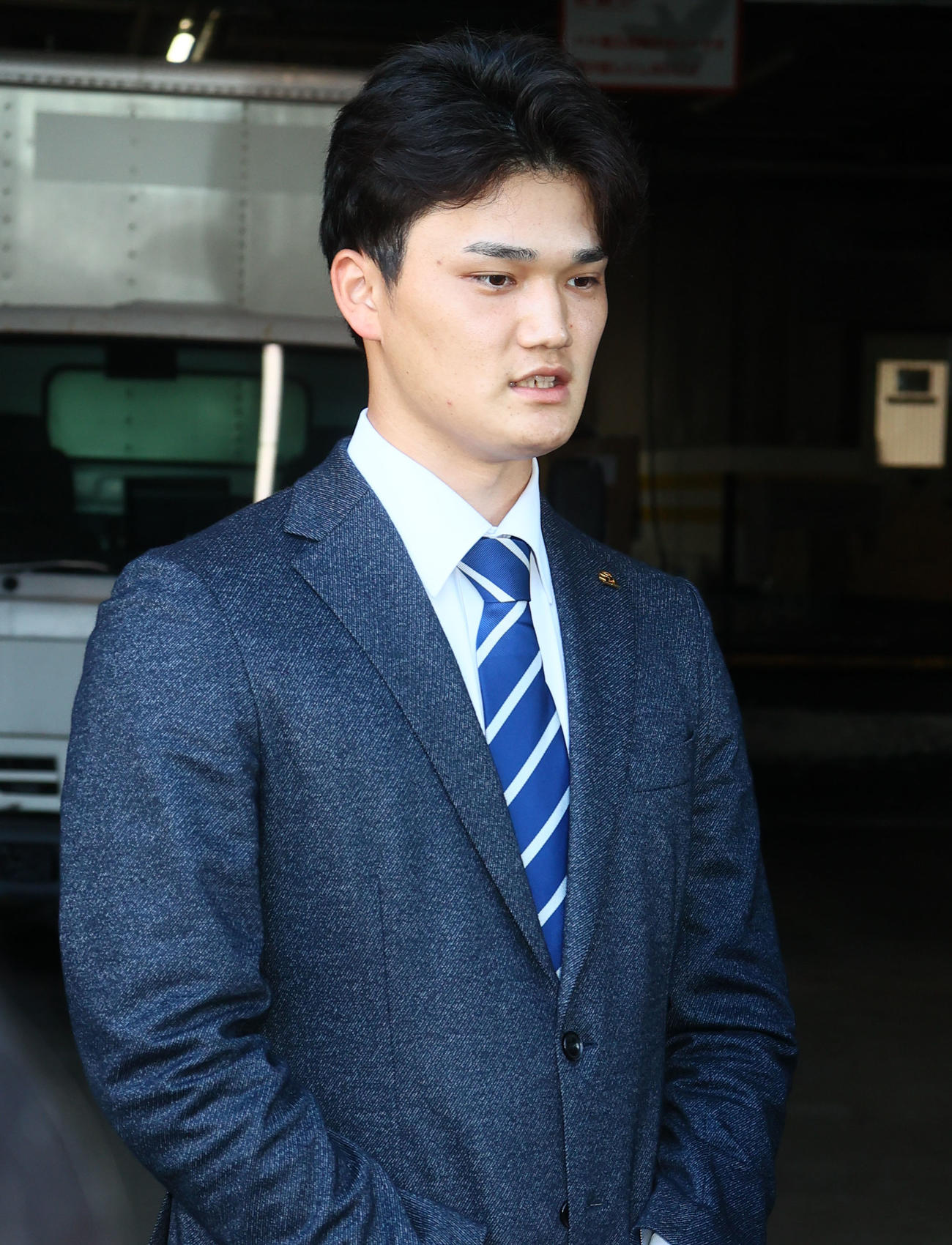 球団事務所に訪れた田上（撮影・鬼束羽瑠菜）