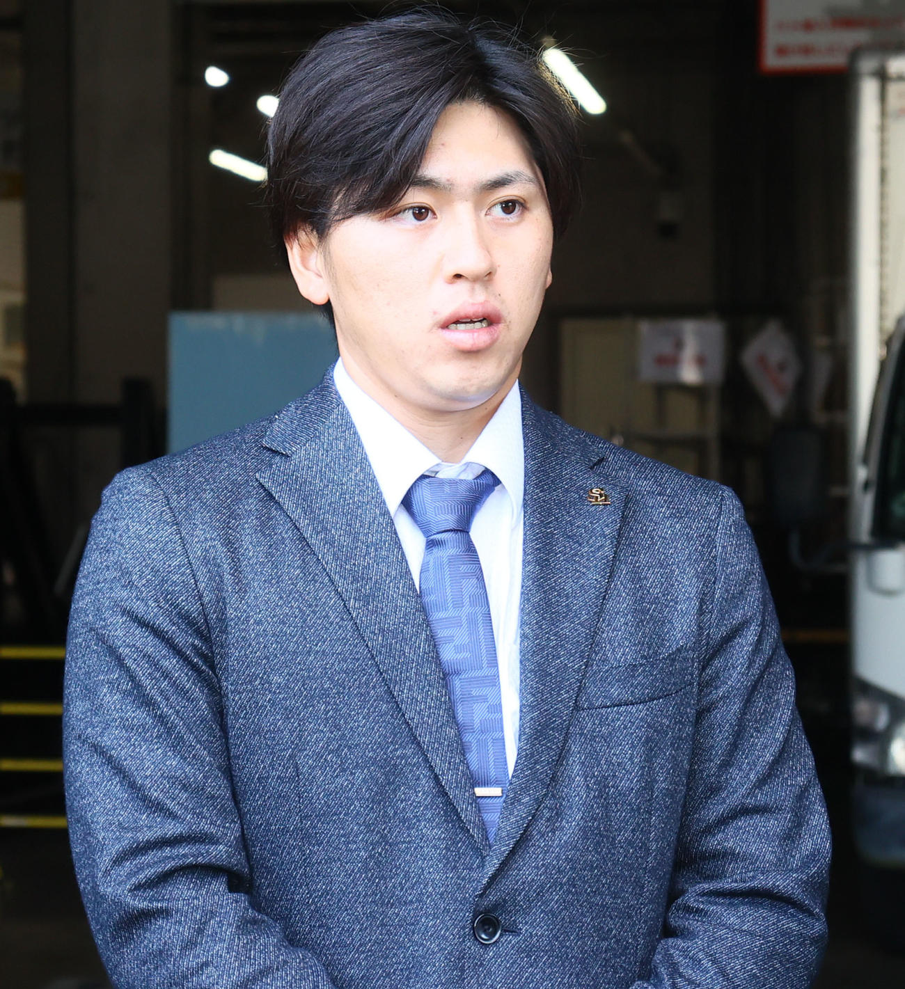 球団事務所に訪れた三浦（撮影・鬼束羽瑠菜）