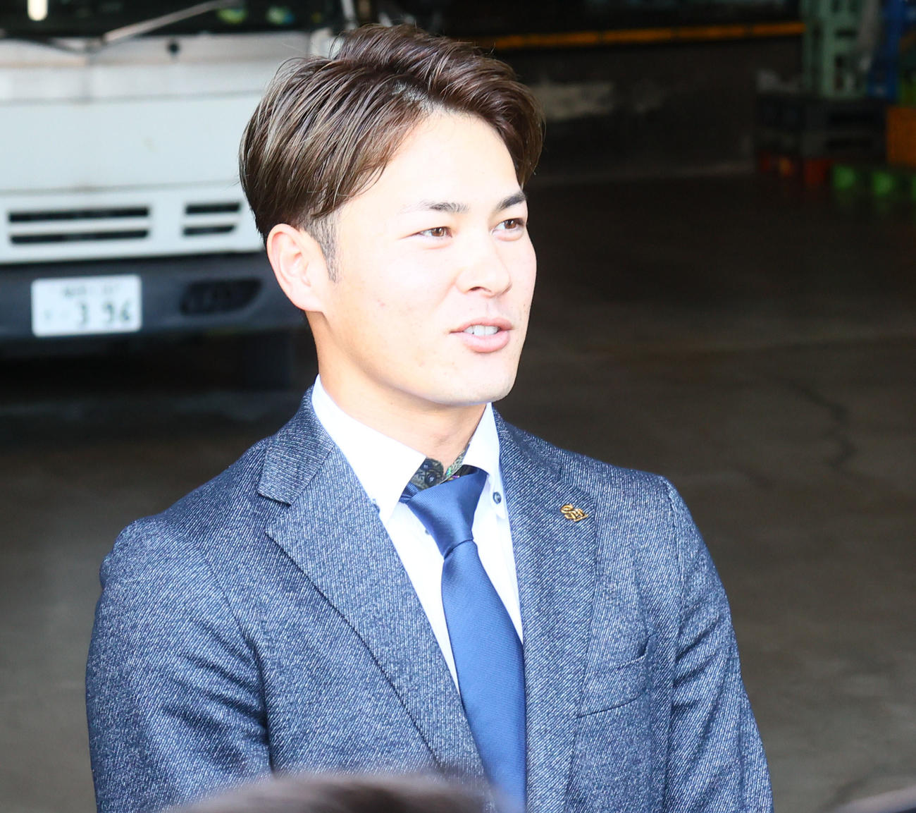 球団事務所に訪れた笠谷（撮影・鬼束羽瑠菜）