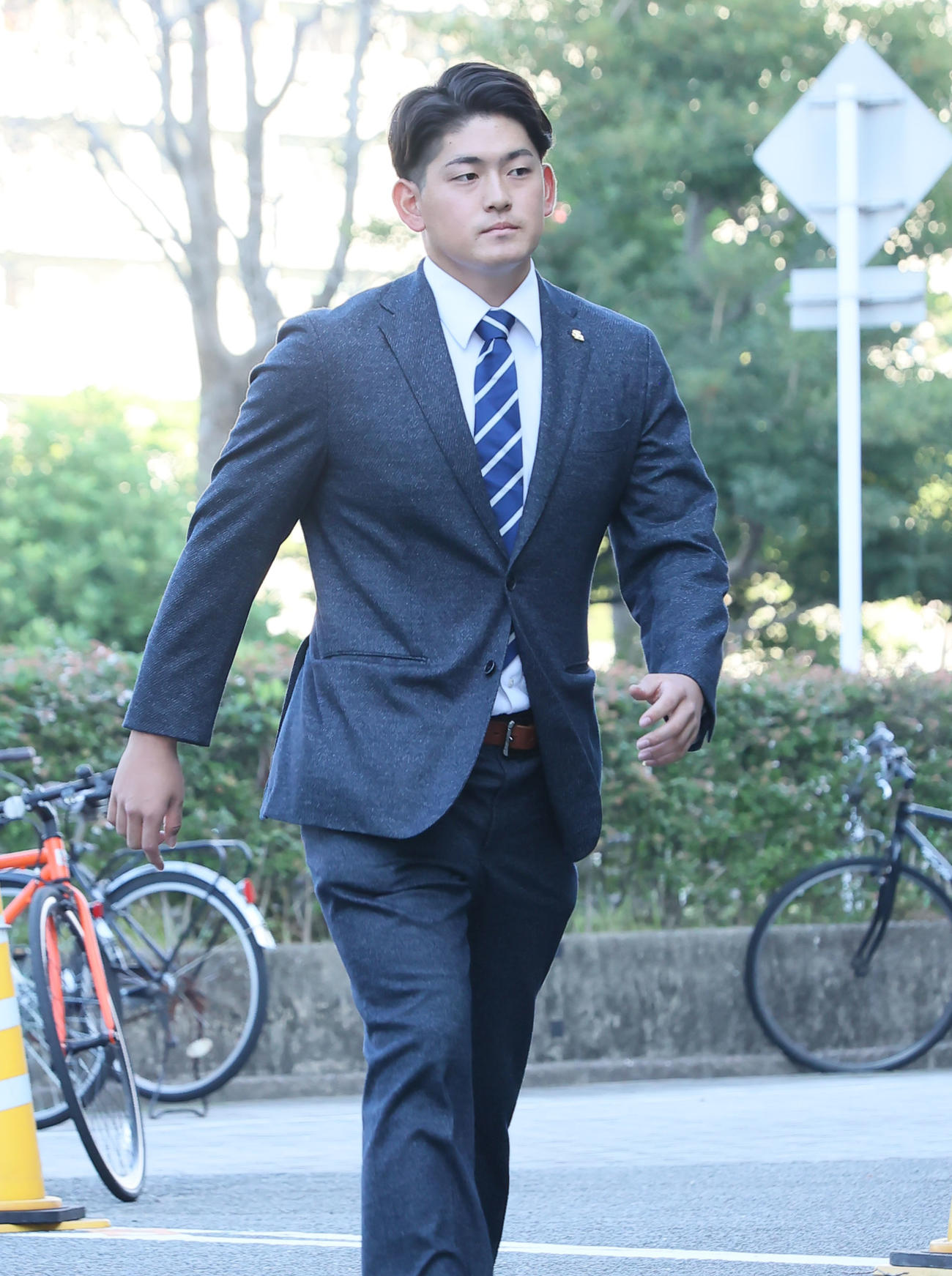 球団事務所に訪れた風間（撮影・鬼束羽瑠菜）