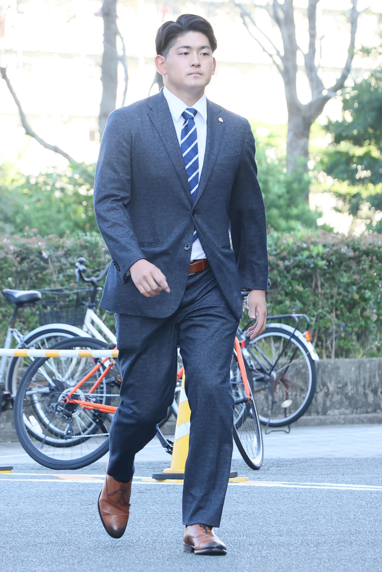 球団事務所に訪れた風間（撮影・鬼束羽瑠菜）