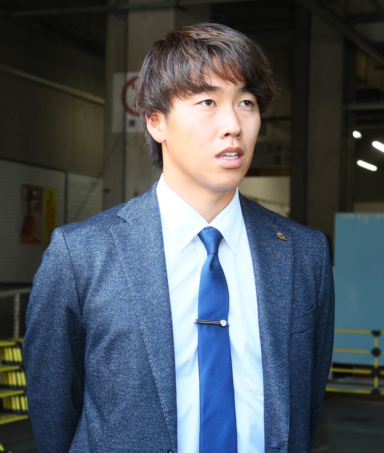 球団事務所に訪れた中村亮（撮影・鬼束羽瑠菜）